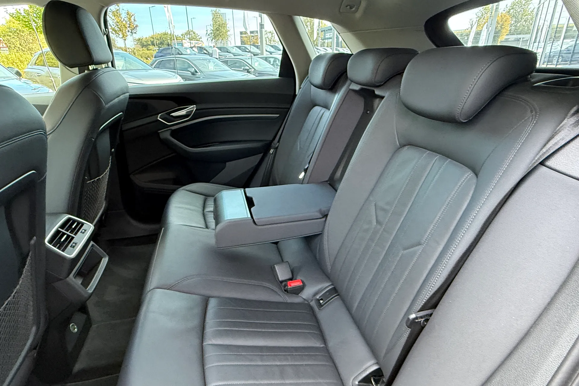 Audi e-tron thumbnail image number 51