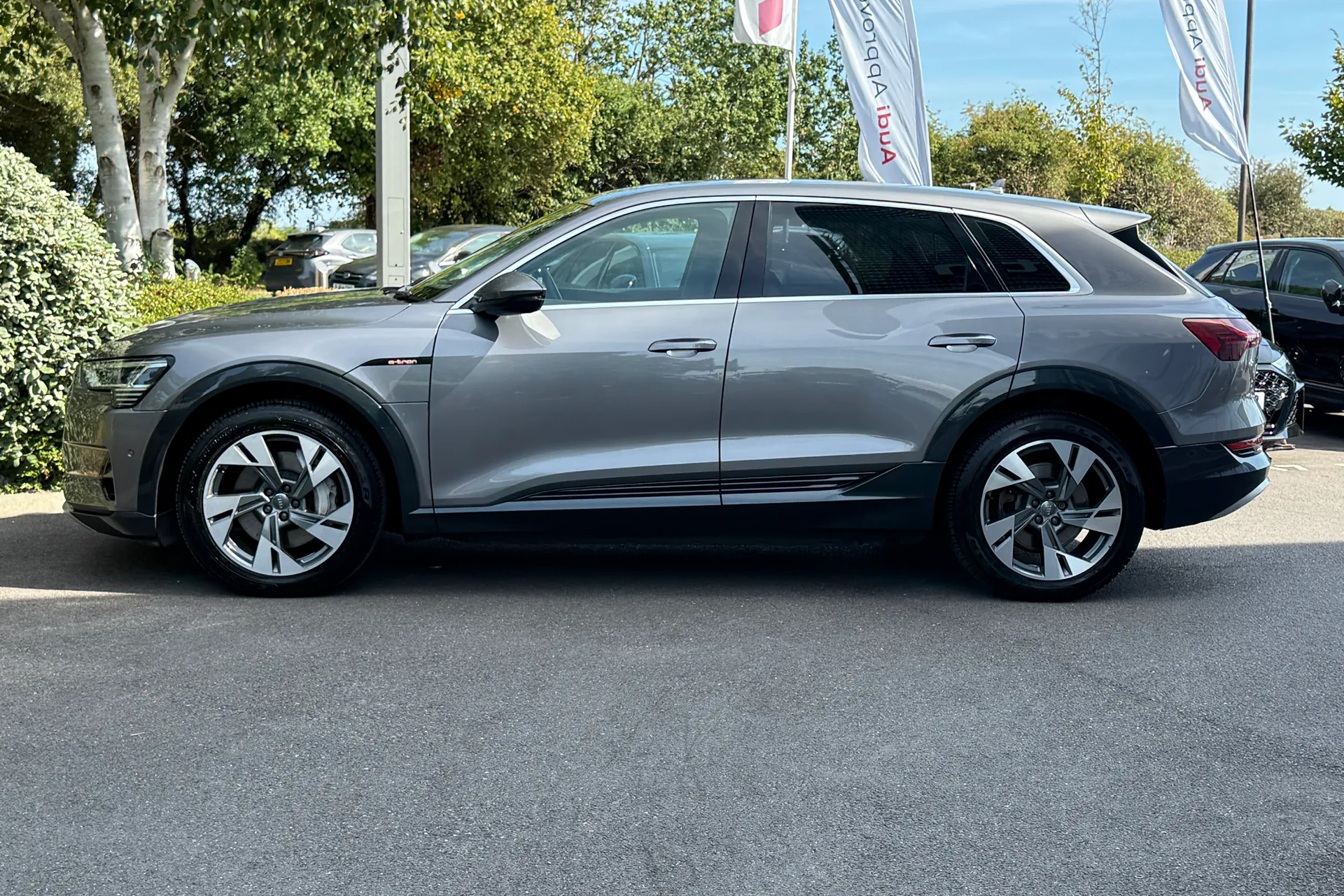 Audi e-tron thumbnail image number 26