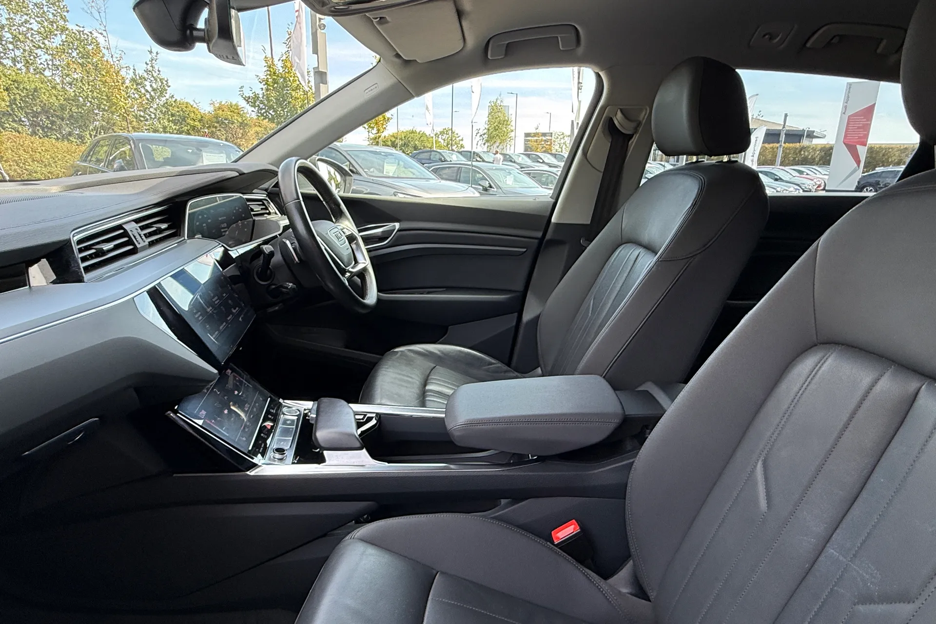 Audi e-tron thumbnail image number 23