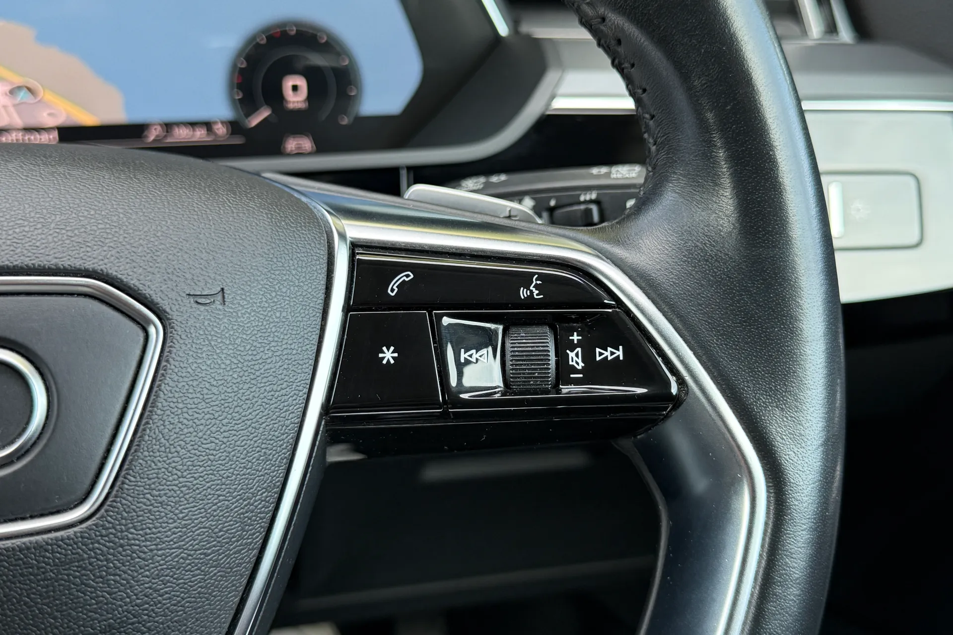 Audi e-tron thumbnail image number 49