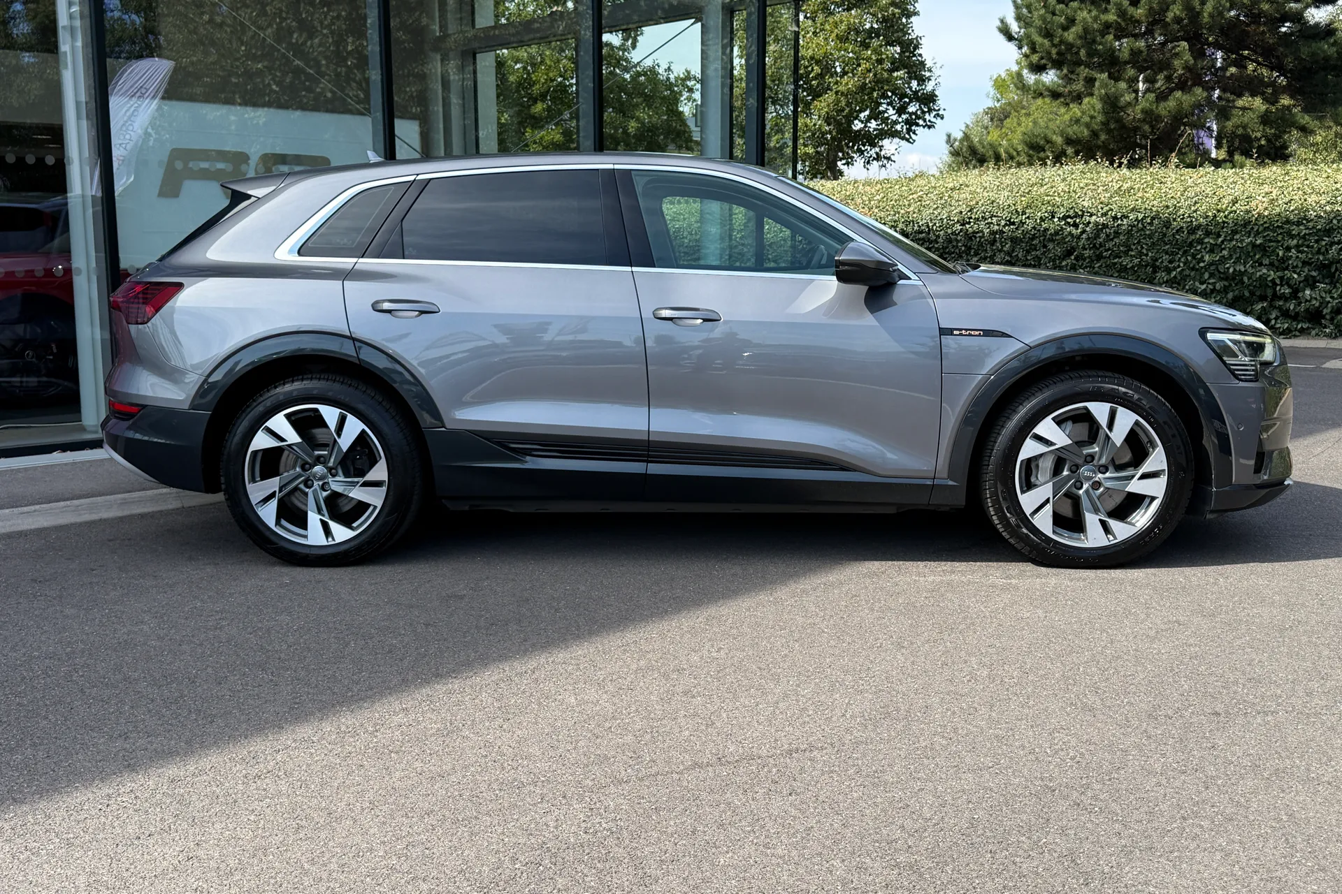 Audi e-tron thumbnail image number 2