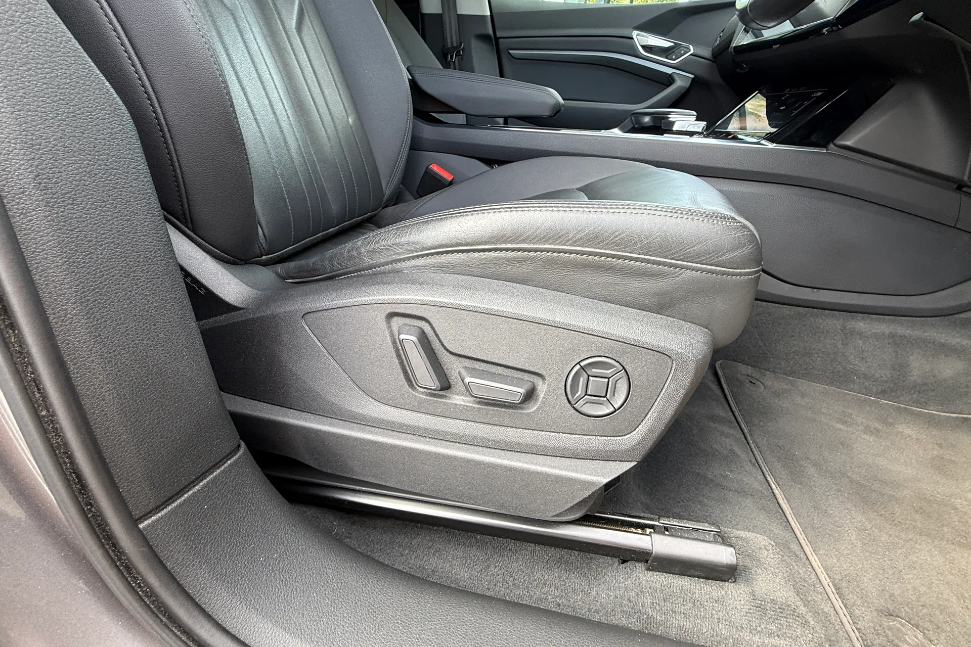 Audi e-tron thumbnail image number 44