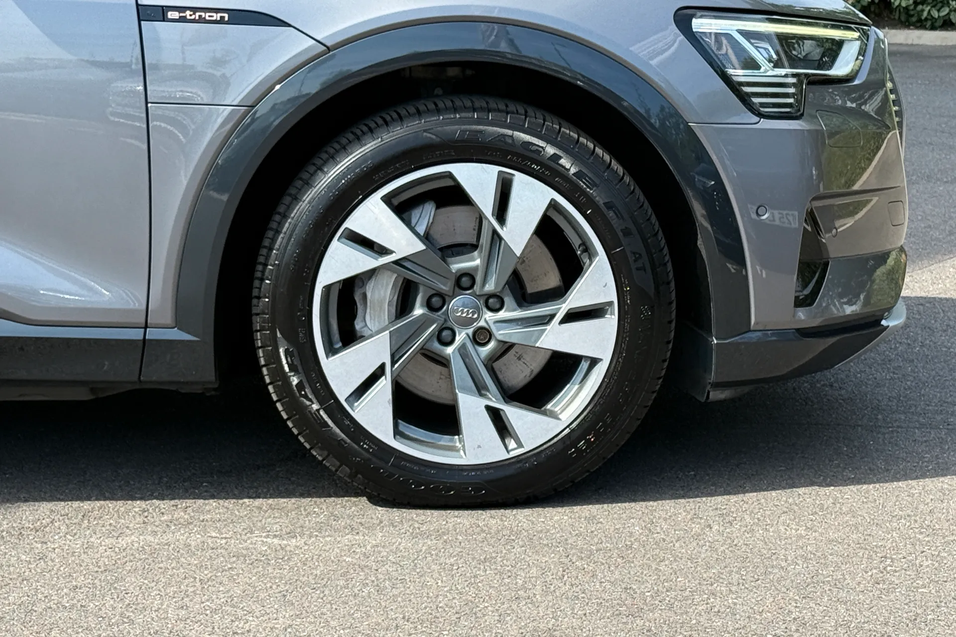 Audi e-tron thumbnail image number 20