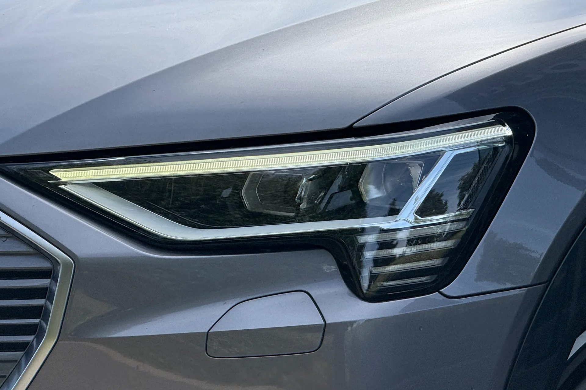 Audi e-tron thumbnail image number 32