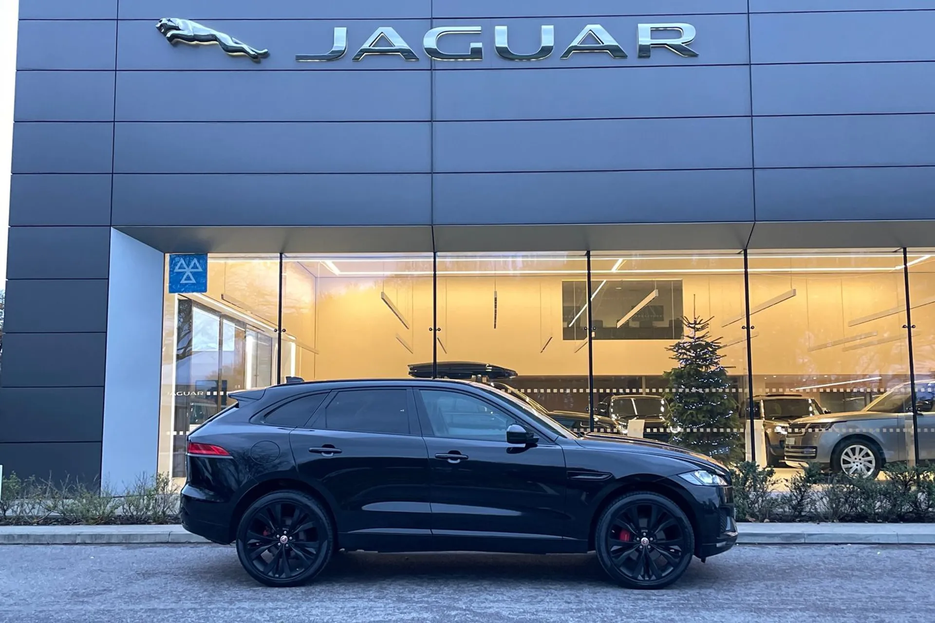 Jaguar F-PACE thumbnail image number 2