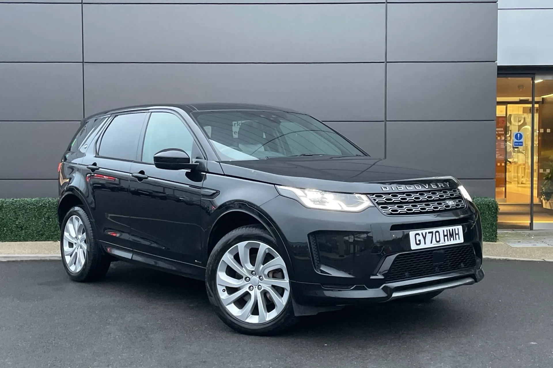 LAND ROVER DISCOVERY SPORT focused image