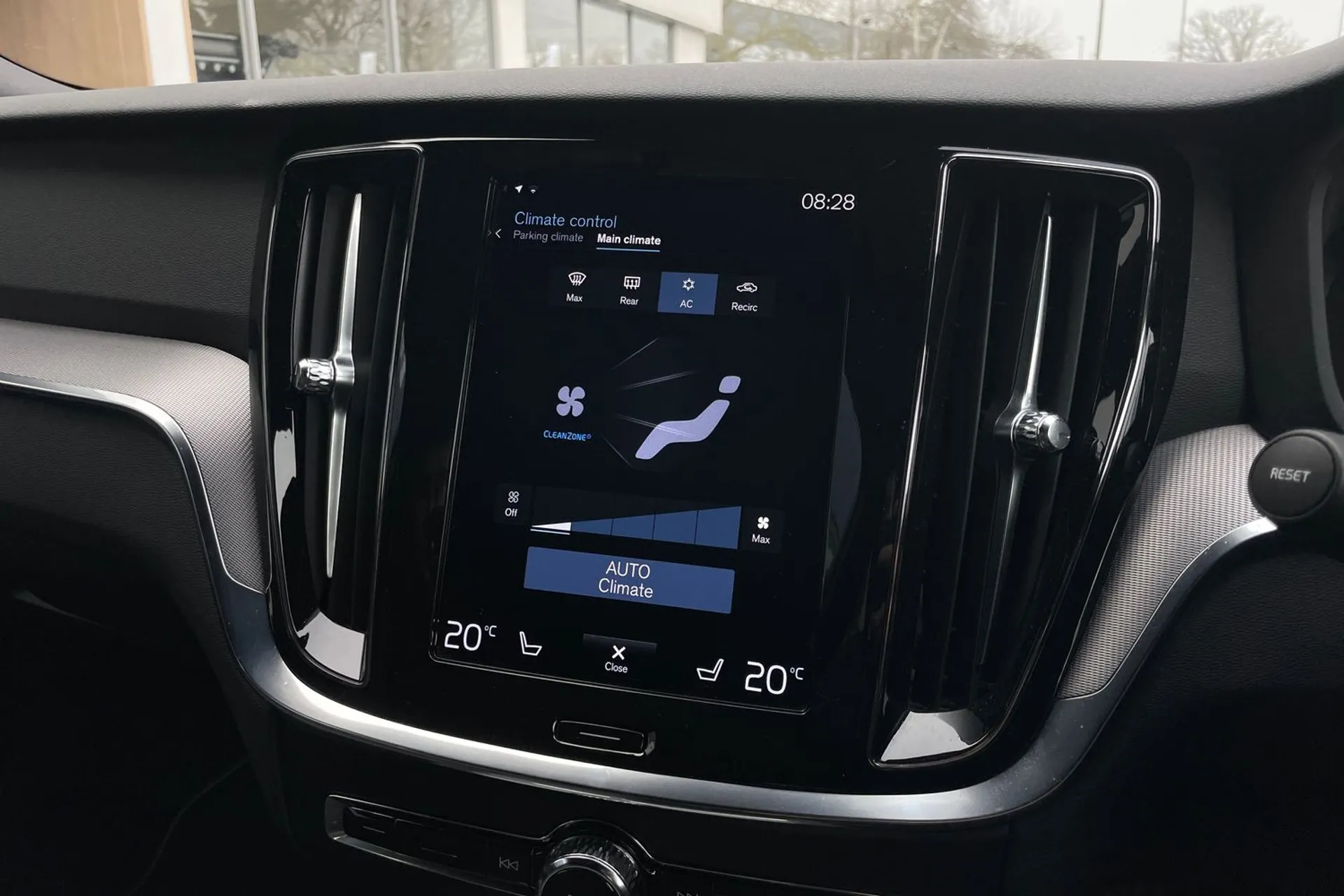 Volvo V60 thumbnail image number 38
