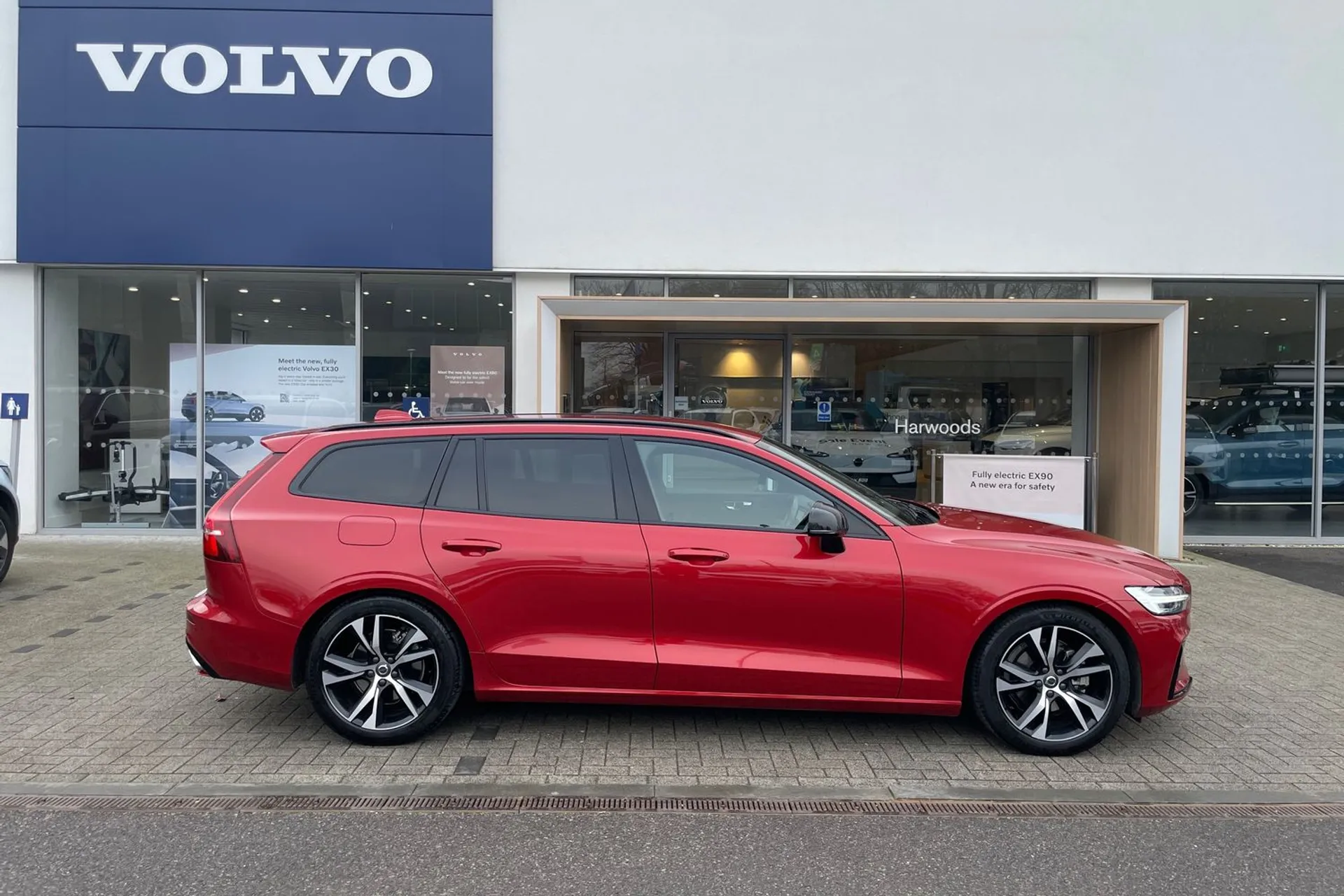 Volvo V60 thumbnail image number 2