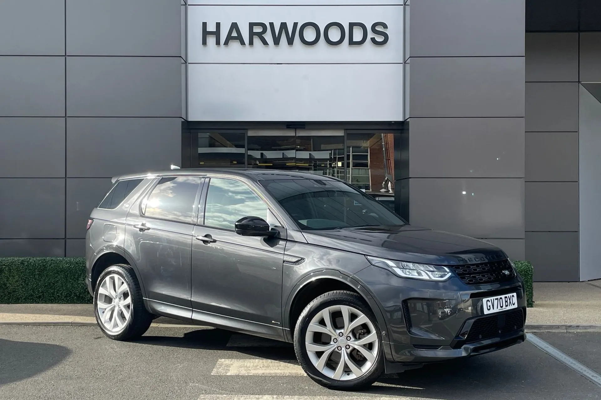 LAND ROVER DISCOVERY SPORT focused image