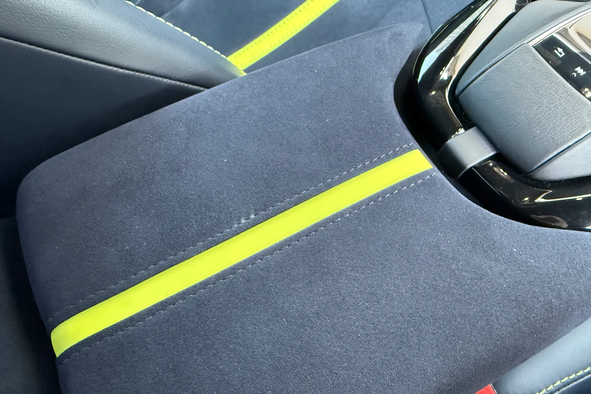 Aston Martin Vantage thumbnail image number 35