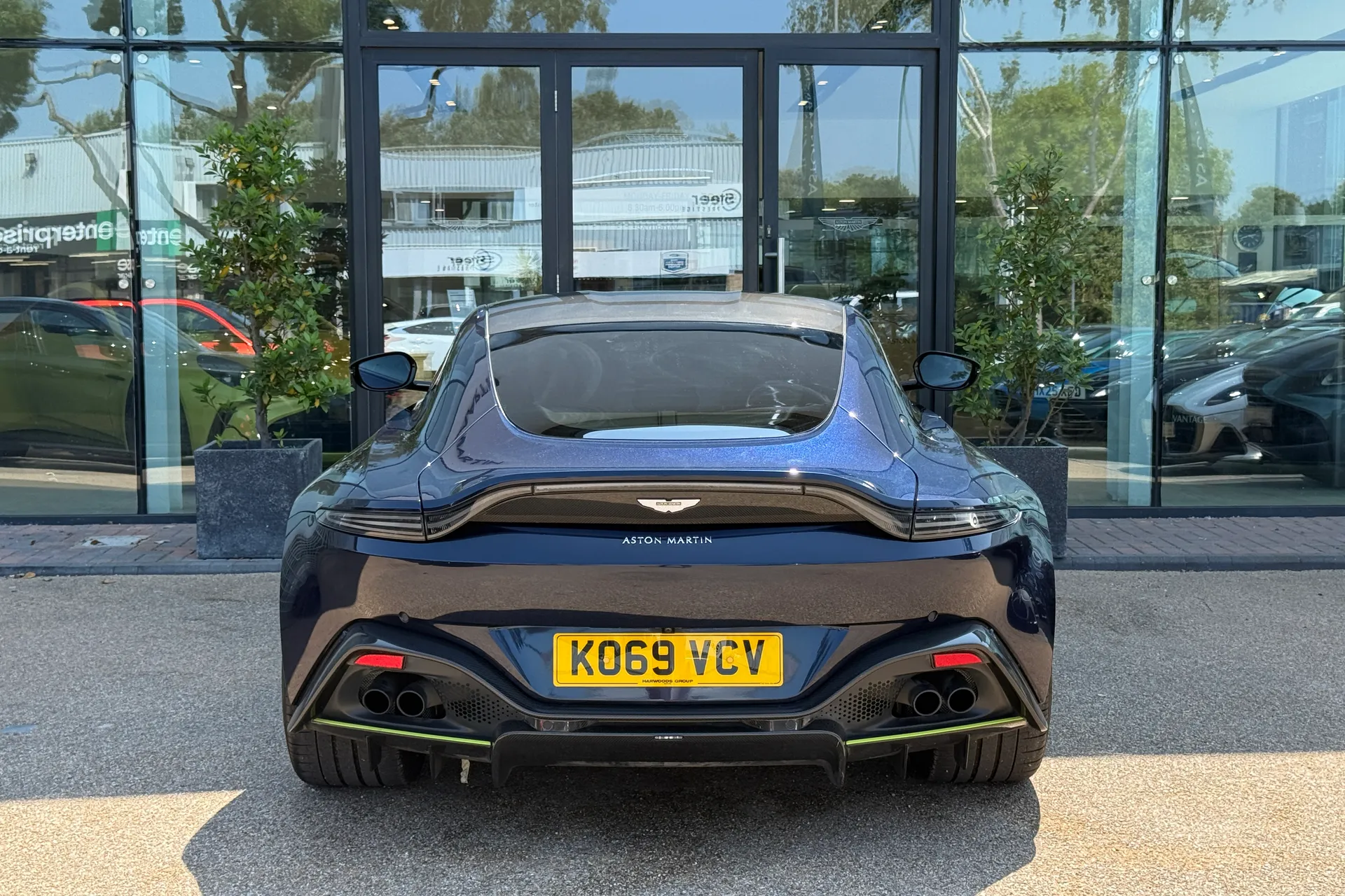 Aston Martin Vantage thumbnail image number 18