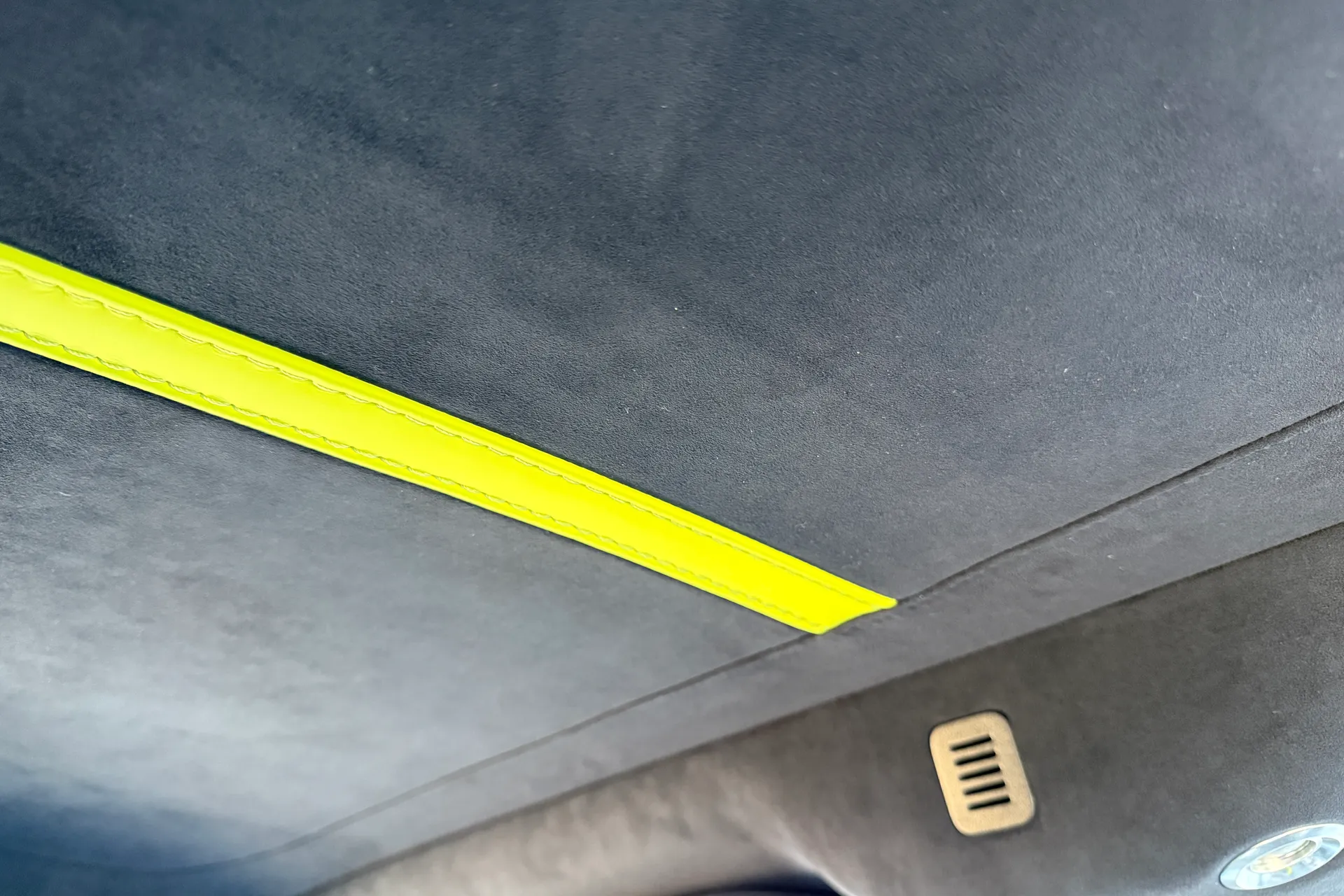 Aston Martin Vantage thumbnail image number 47