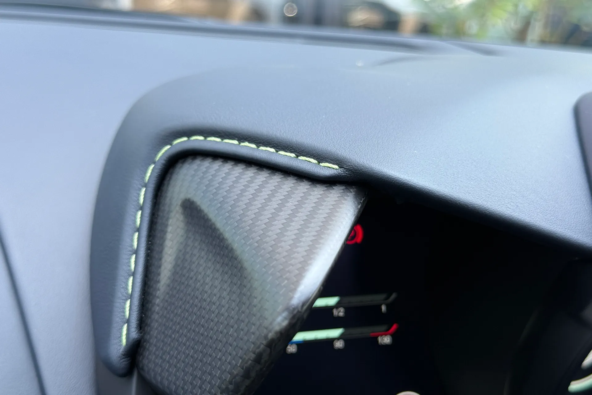 Aston Martin Vantage thumbnail image number 46