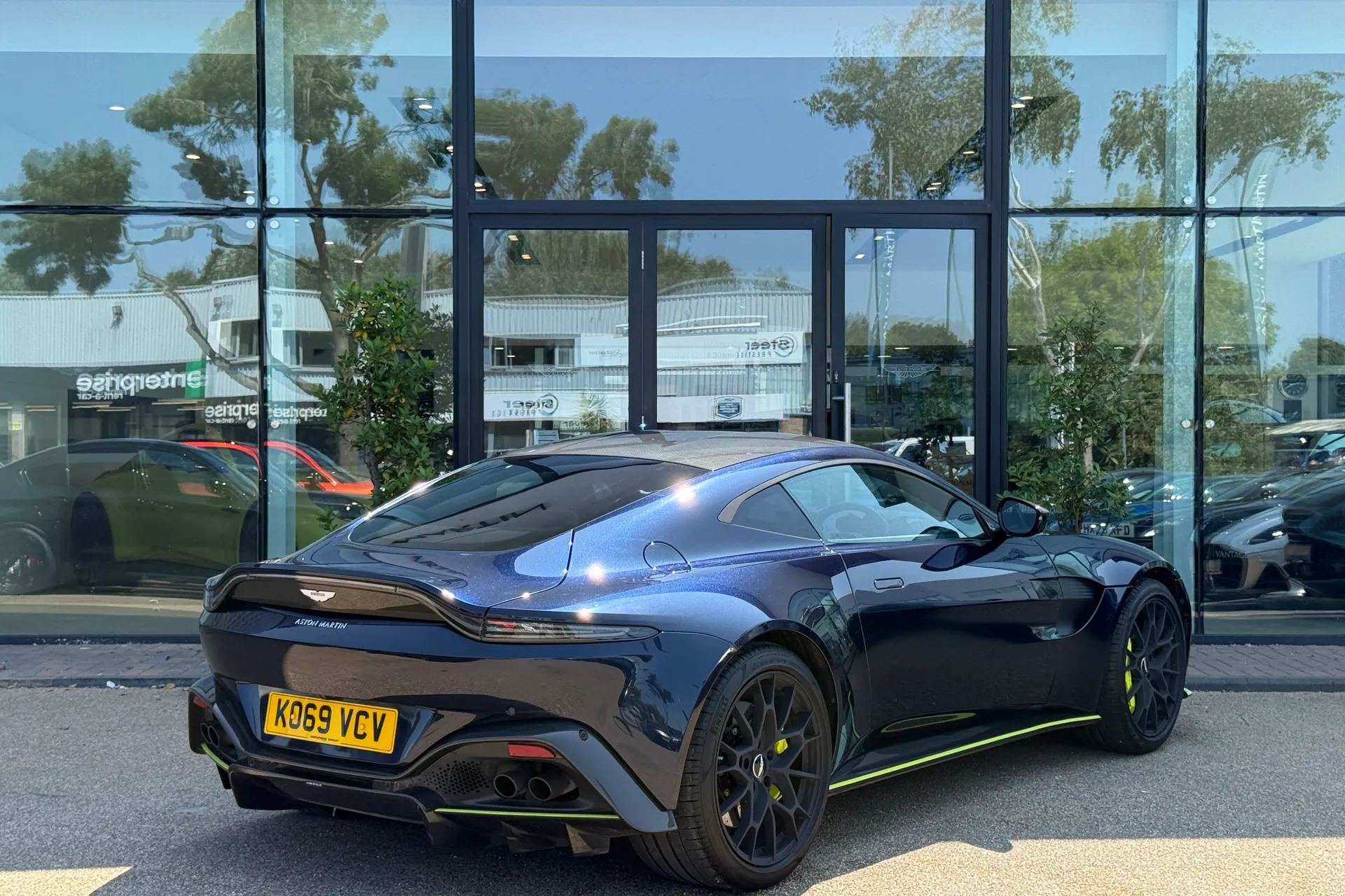 Aston Martin Vantage thumbnail image number 17