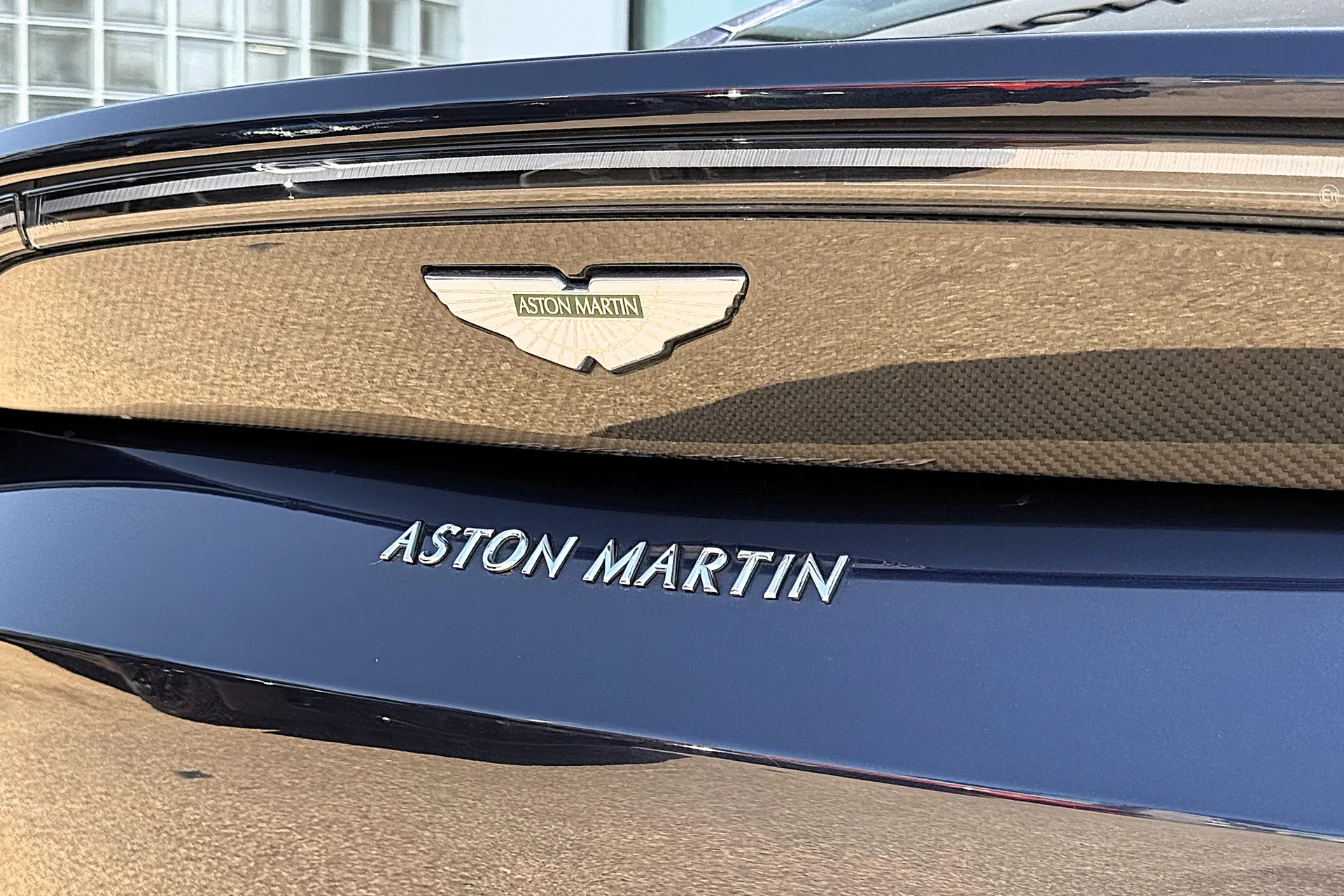 Aston Martin Vantage thumbnail image number 21