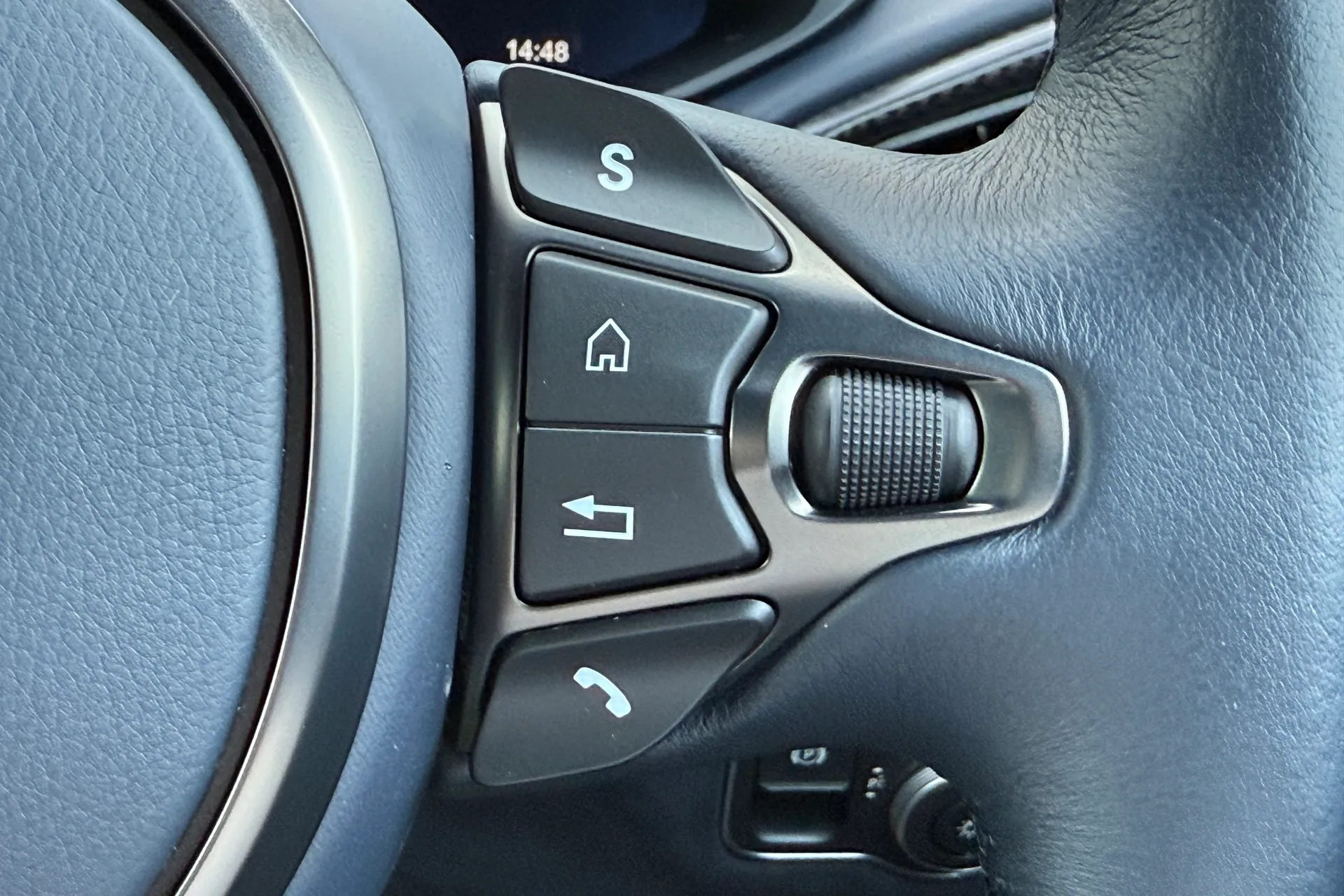Aston Martin Vantage thumbnail image number 41