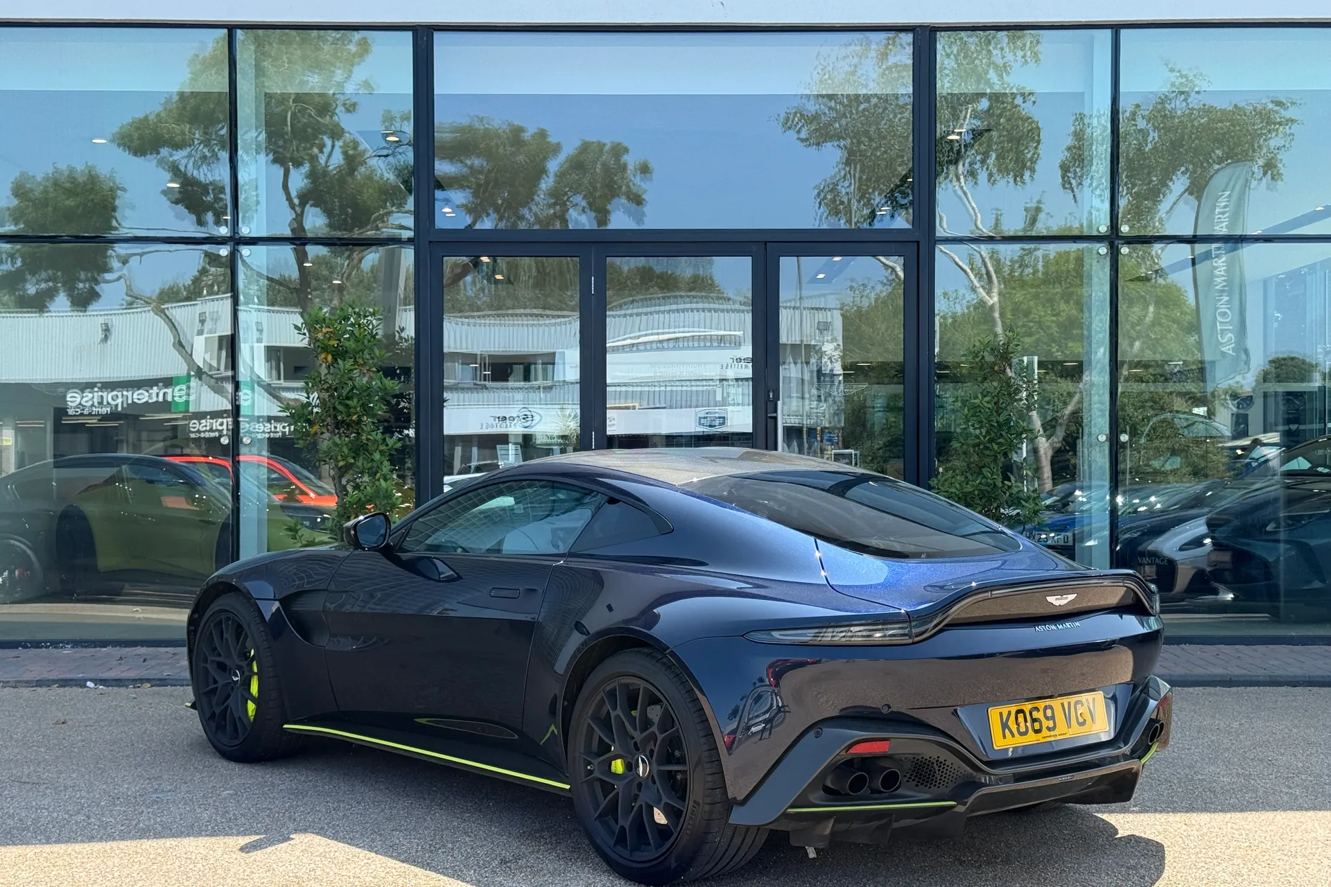 Aston Martin Vantage thumbnail image number 19