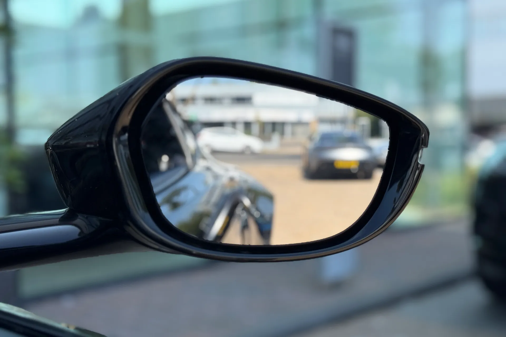 Aston Martin Vantage thumbnail image number 48
