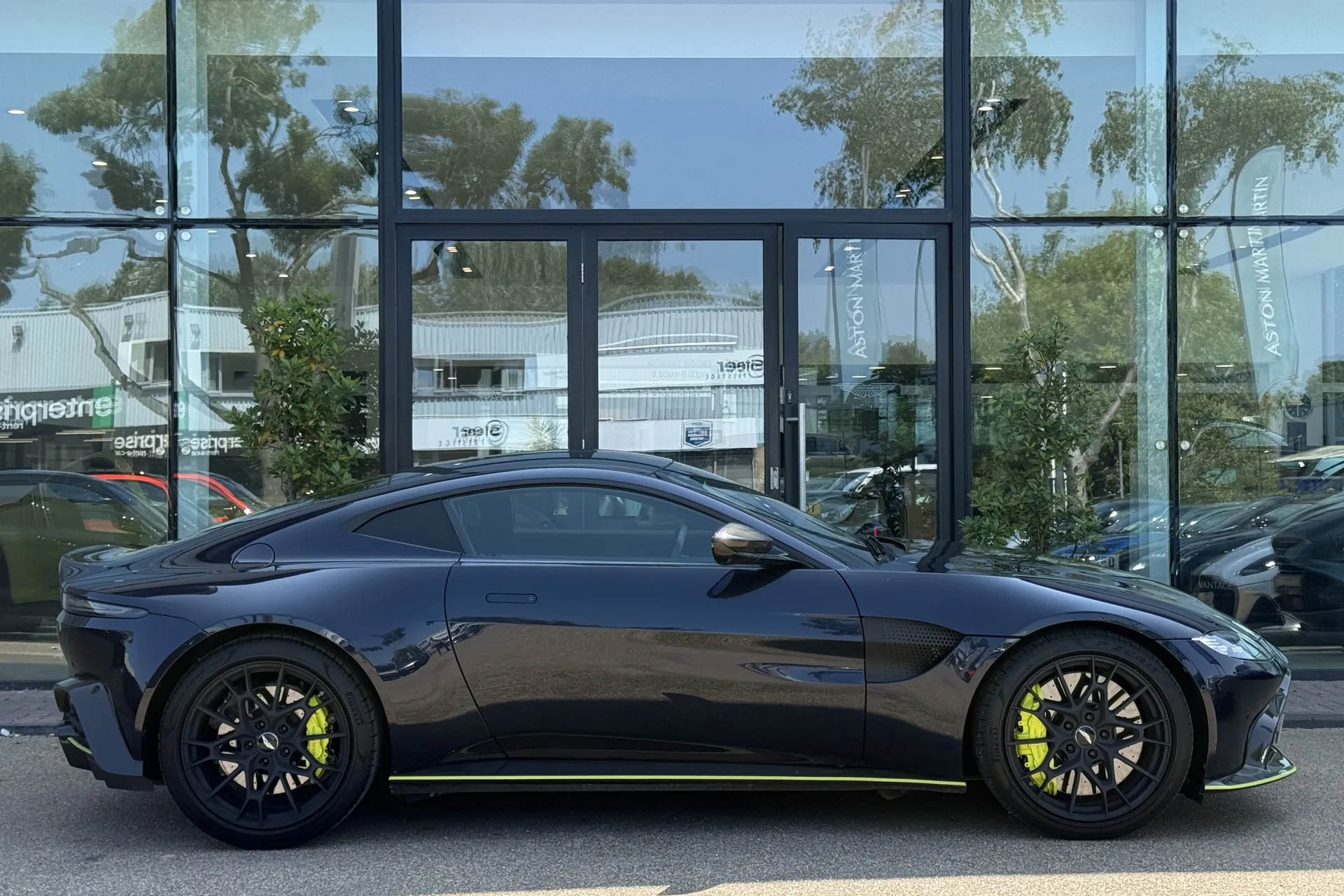 Aston Martin Vantage thumbnail image number 2