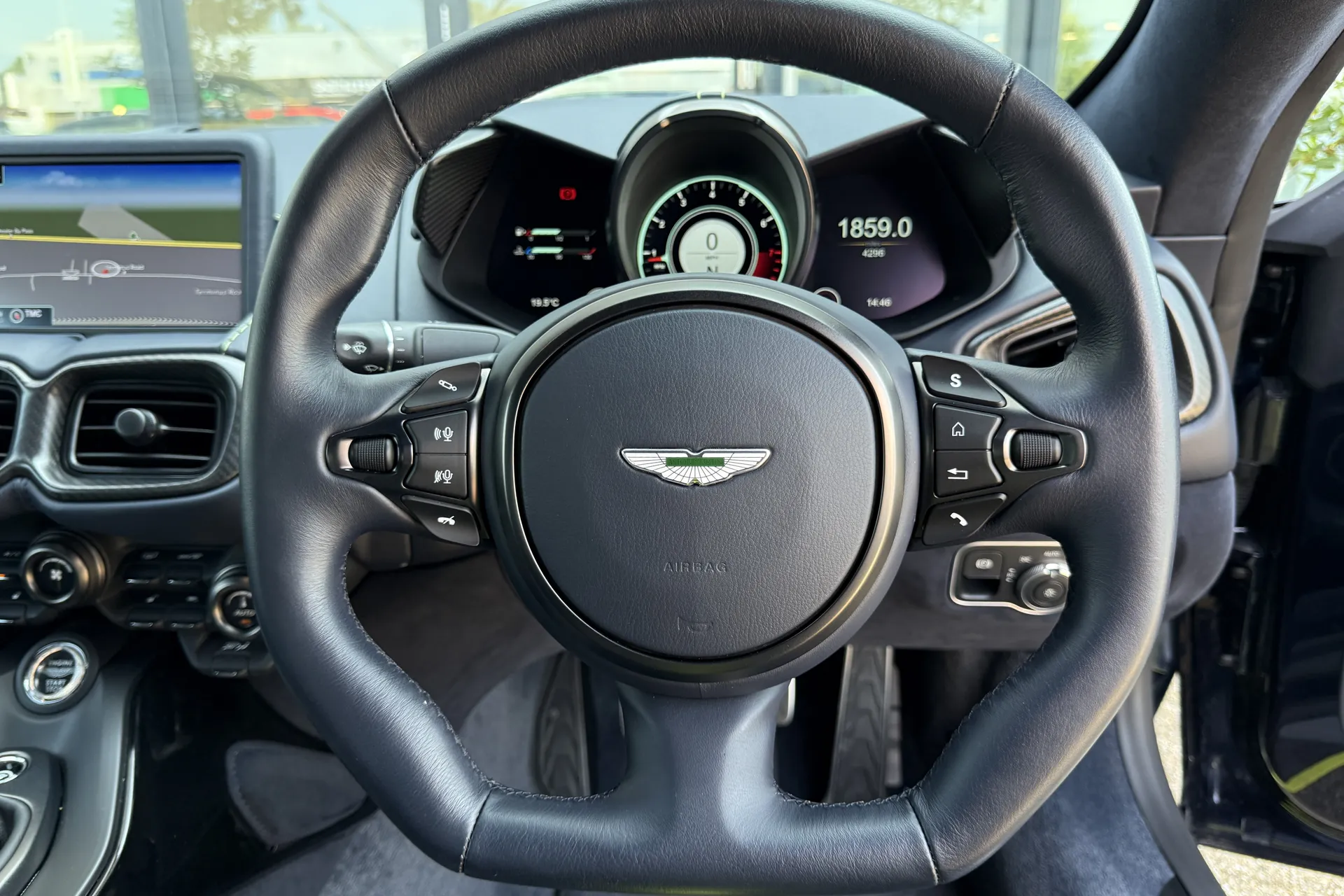 Aston Martin Vantage thumbnail image number 32