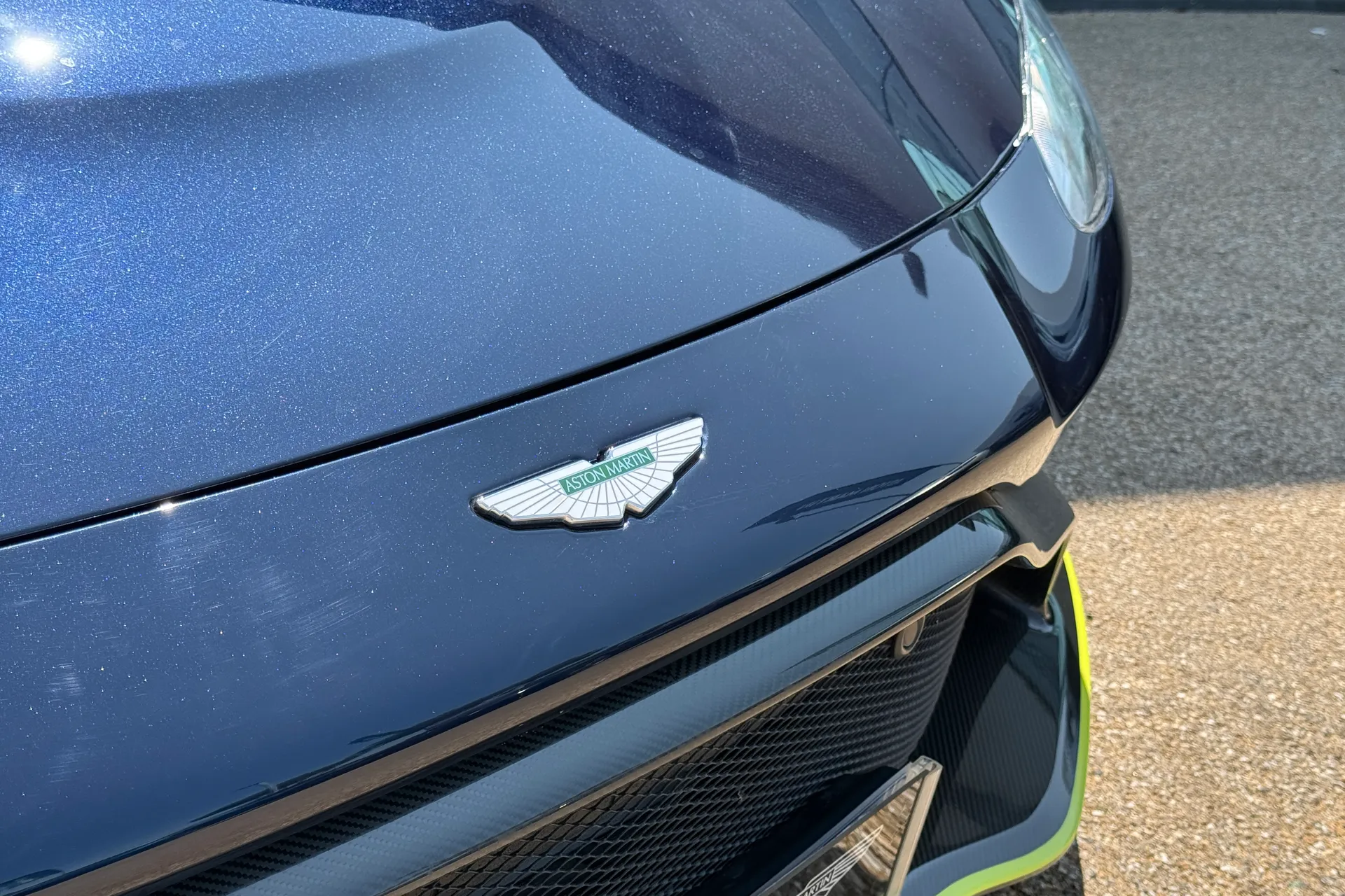 Aston Martin Vantage thumbnail image number 51