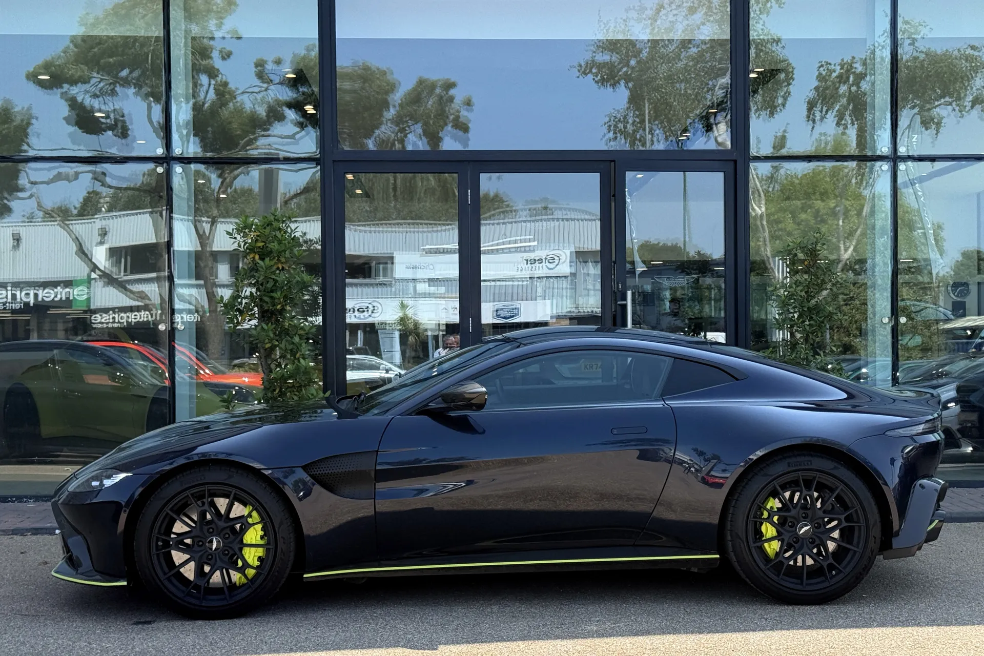 Aston Martin Vantage thumbnail image number 52