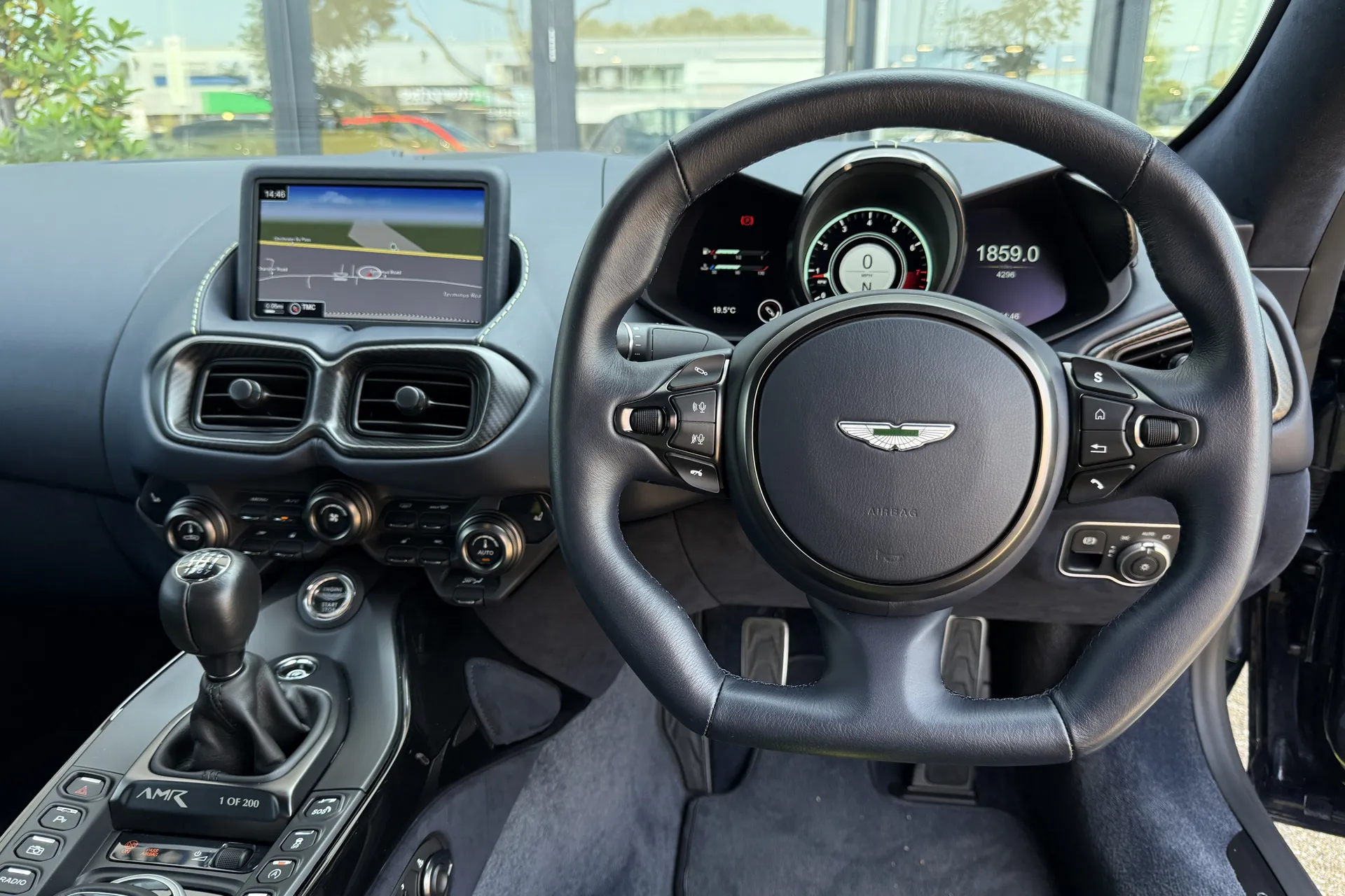 Aston Martin Vantage thumbnail image number 31