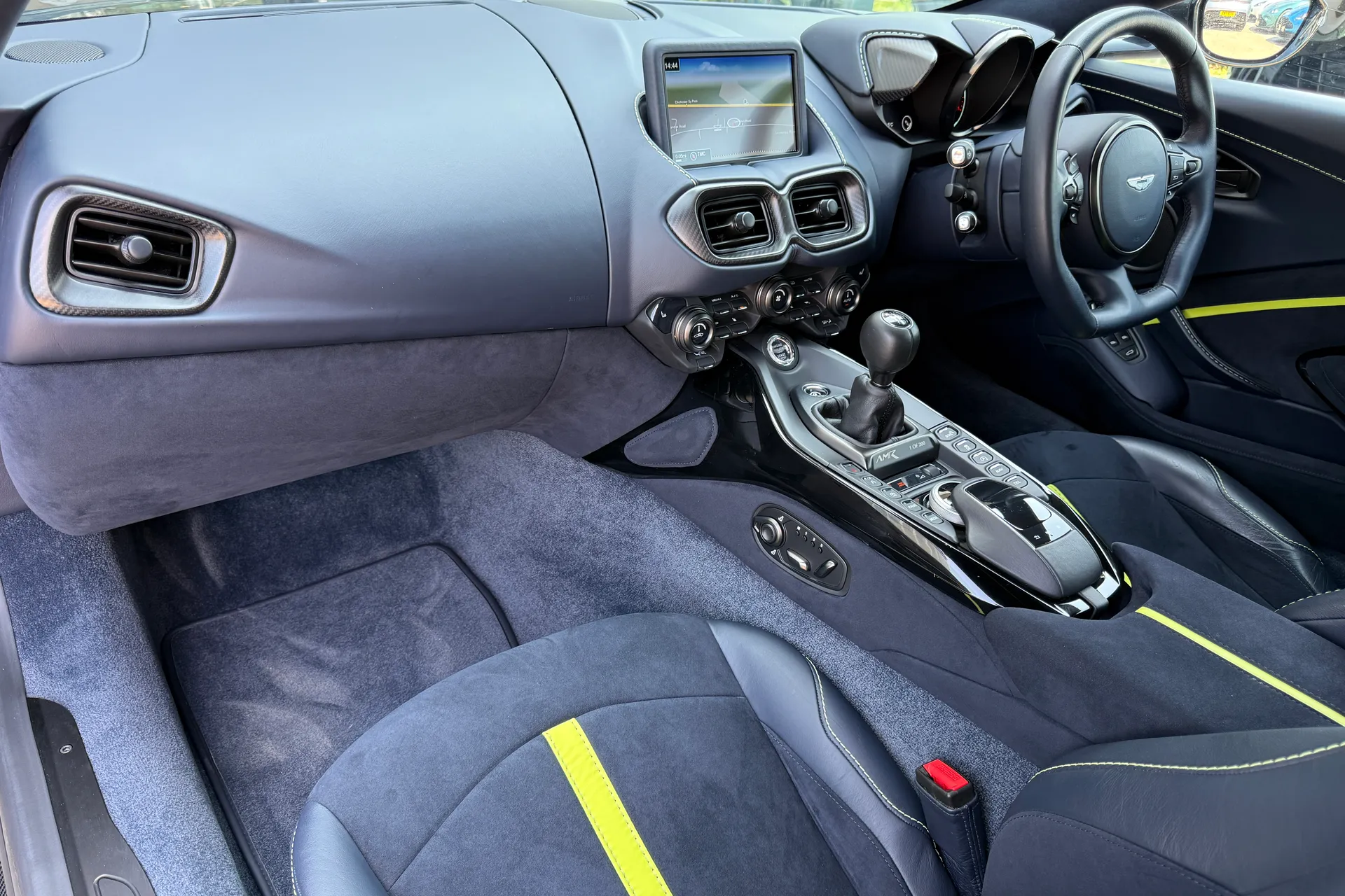Aston Martin Vantage thumbnail image number 3