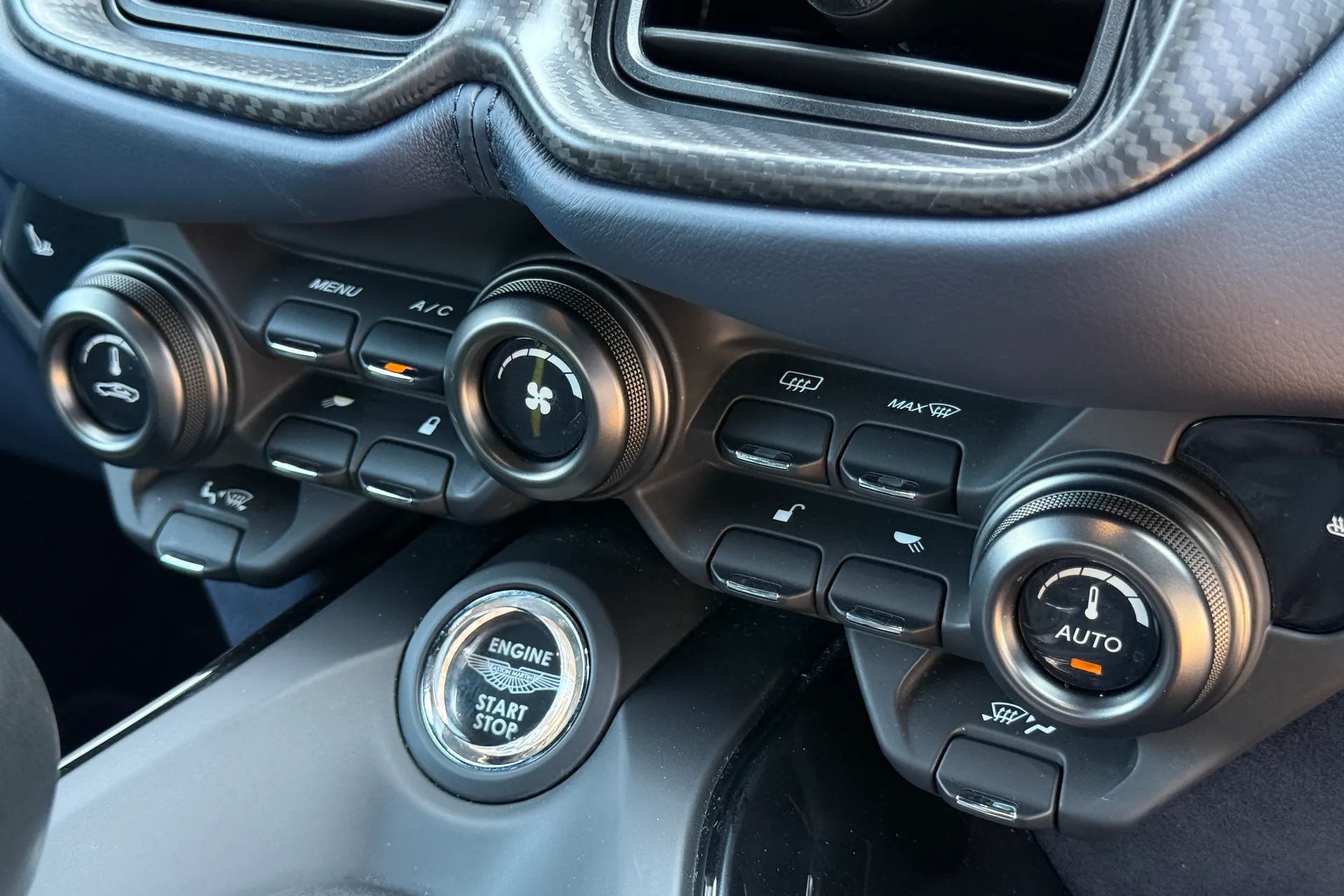 Aston Martin Vantage thumbnail image number 38