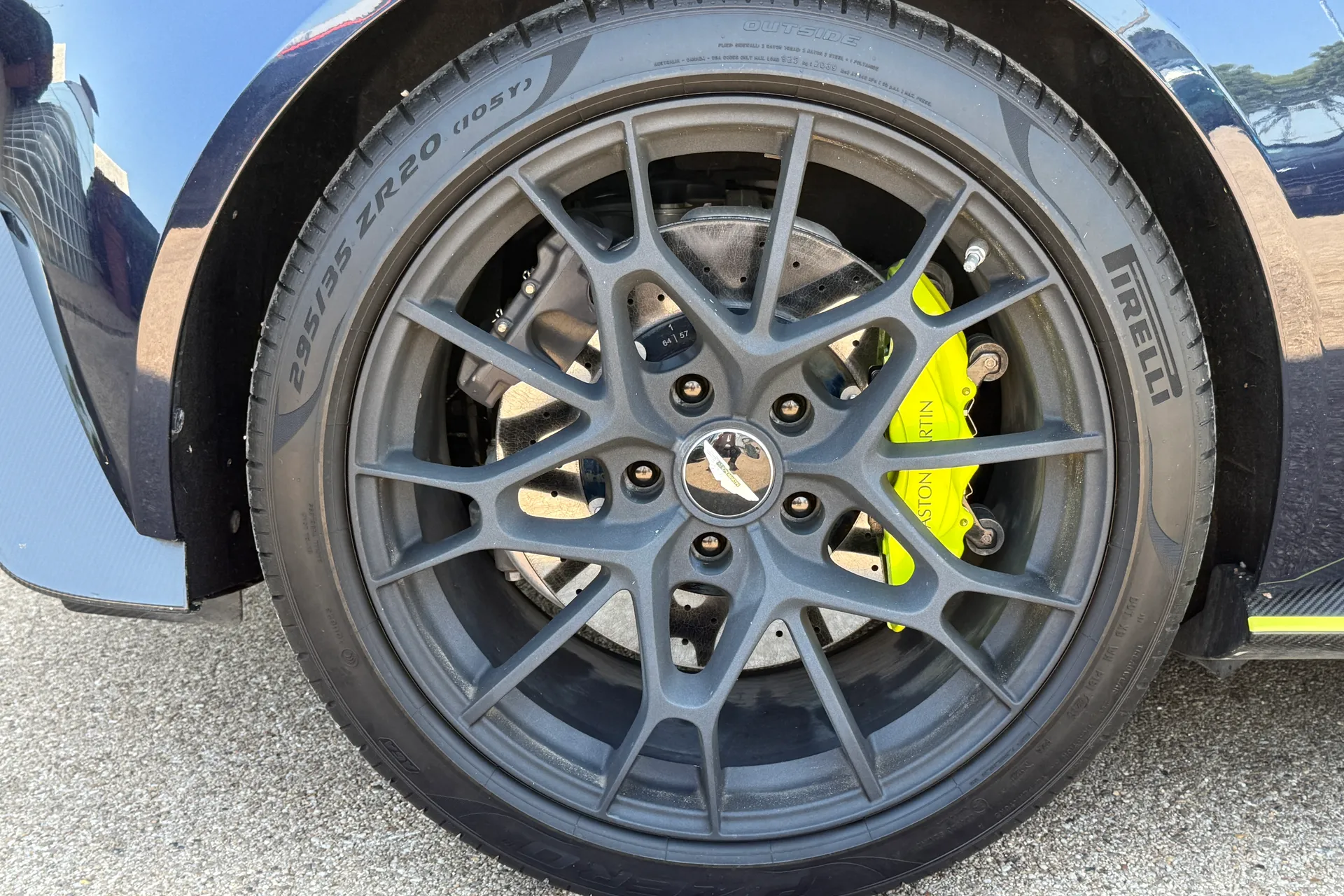 Aston Martin Vantage thumbnail image number 13