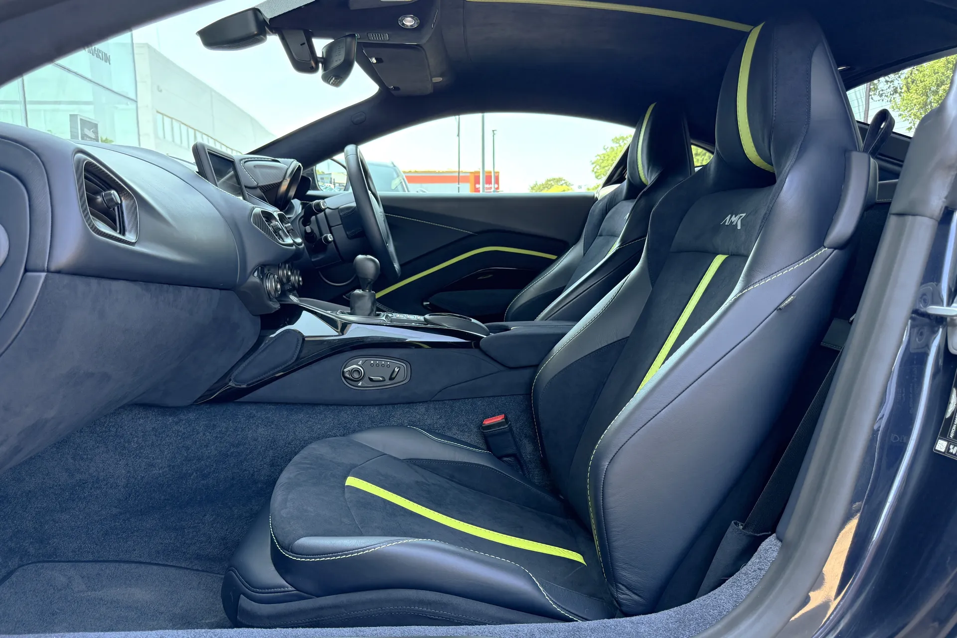 Aston Martin Vantage thumbnail image number 25