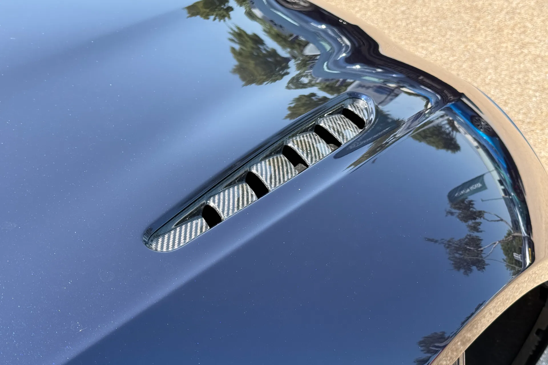 Aston Martin Vantage thumbnail image number 9