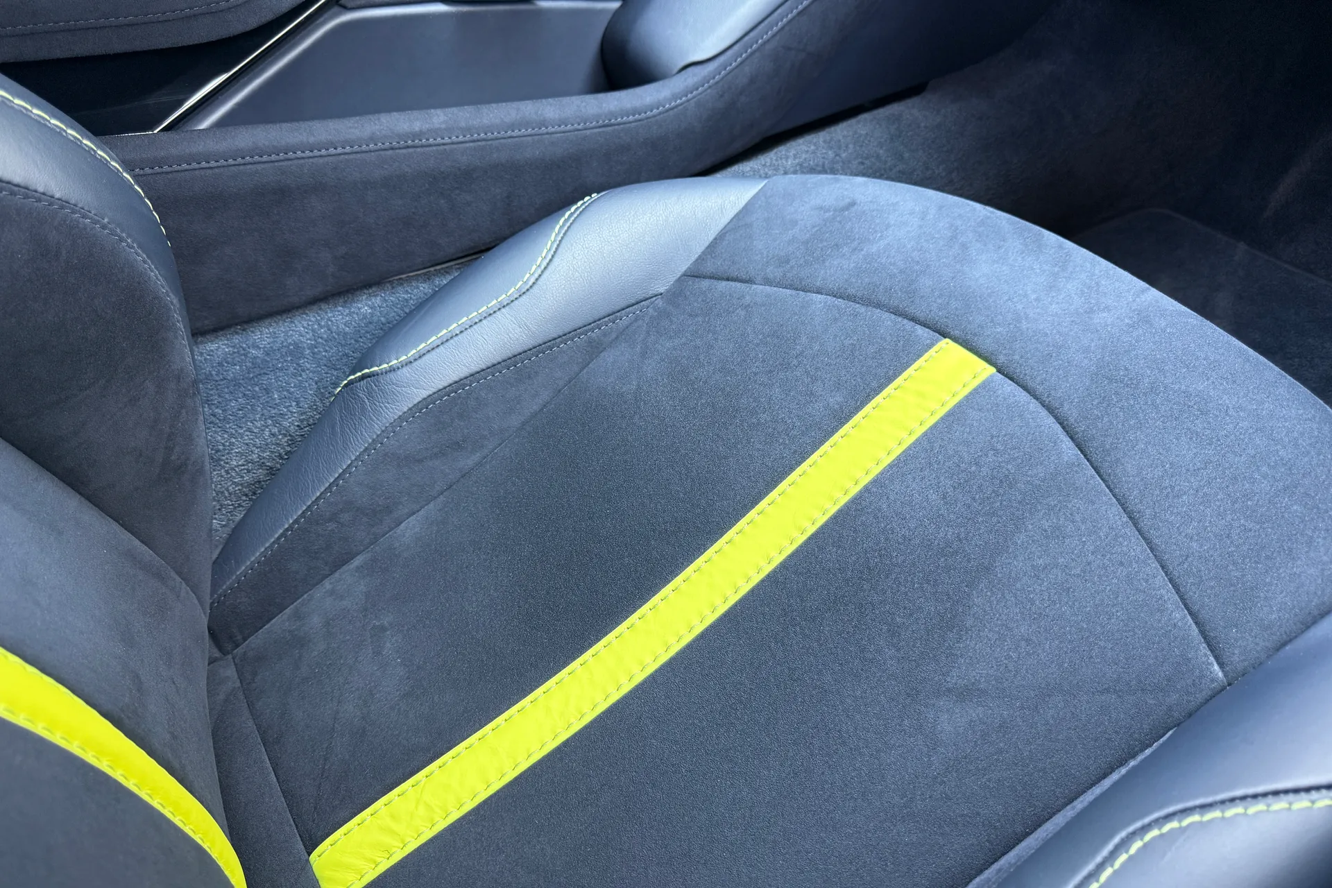Aston Martin Vantage thumbnail image number 34