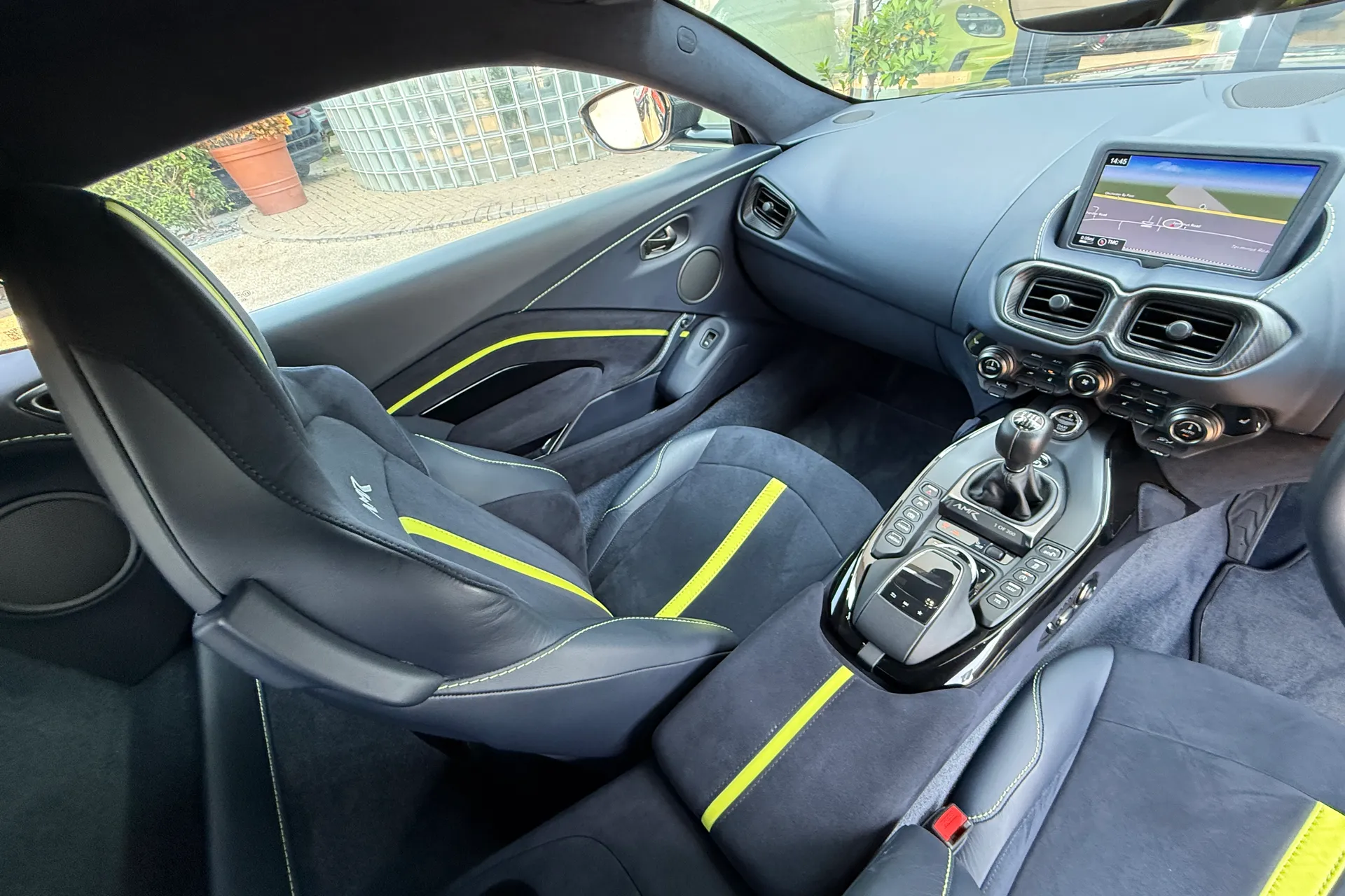 Aston Martin Vantage thumbnail image number 29