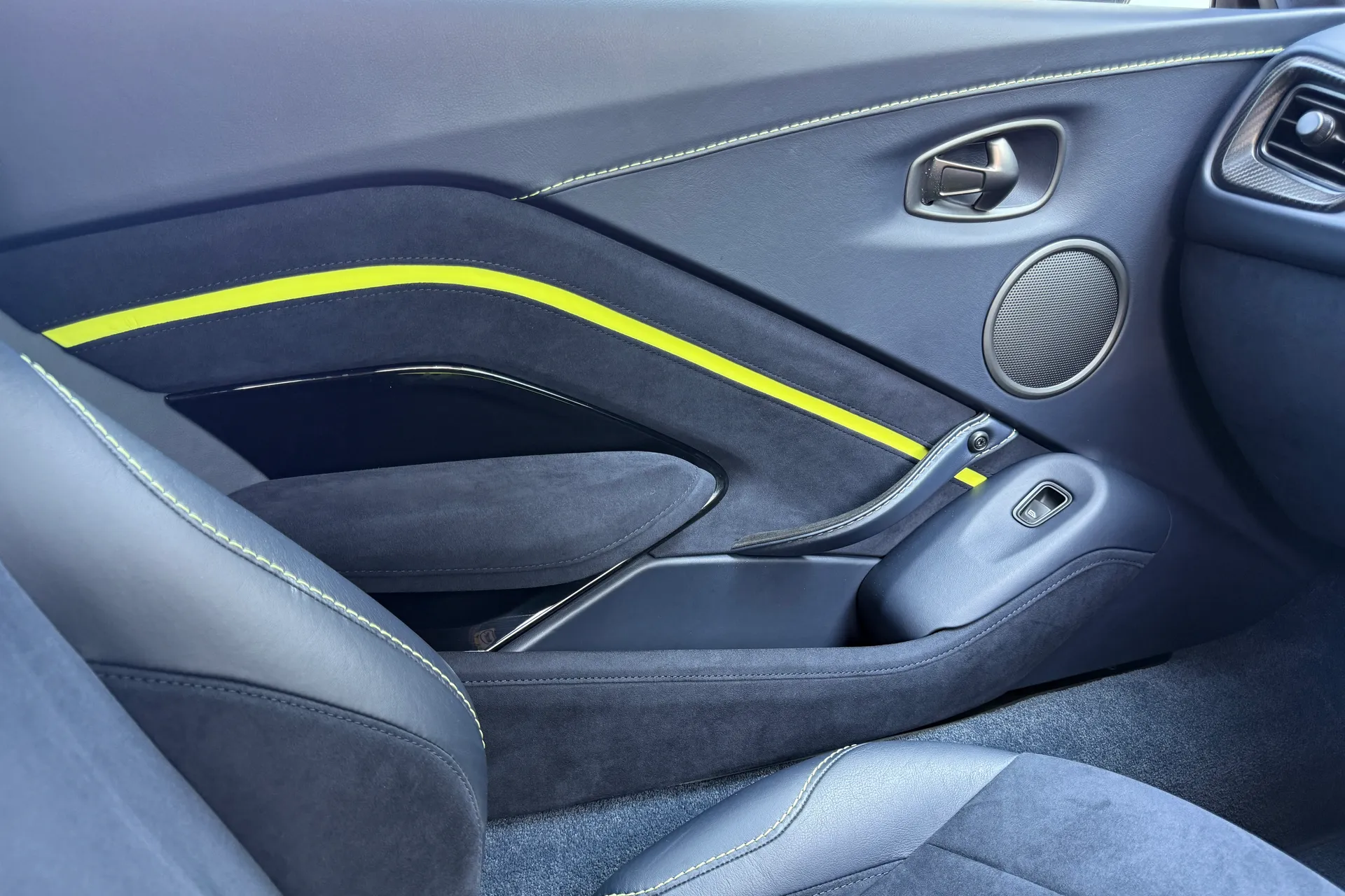 Aston Martin Vantage thumbnail image number 33