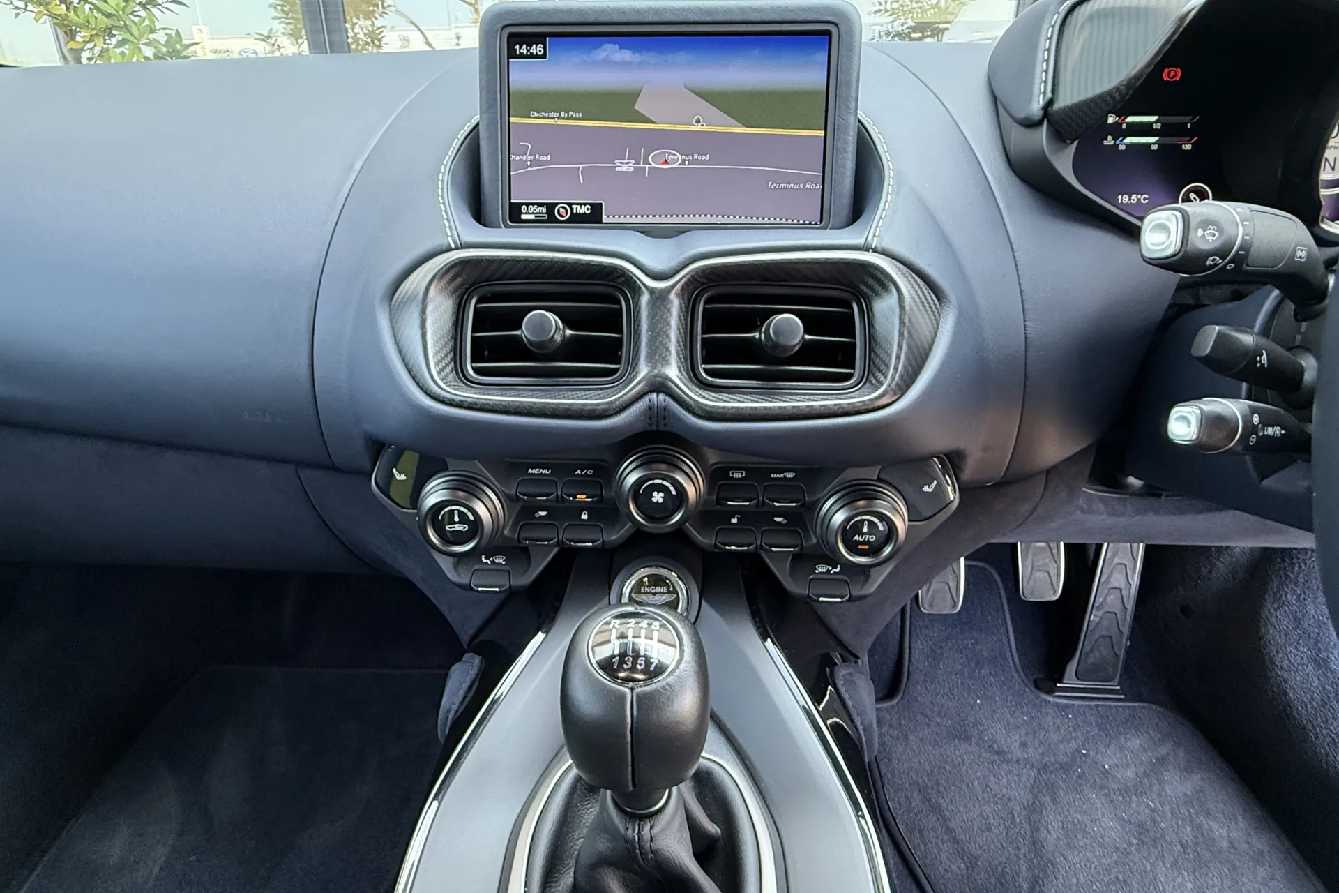 Aston Martin Vantage thumbnail image number 30