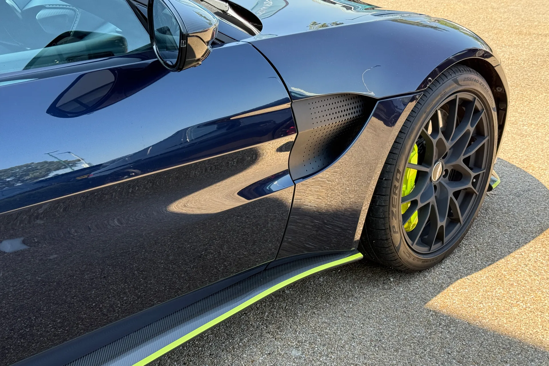 Aston Martin Vantage thumbnail image number 15