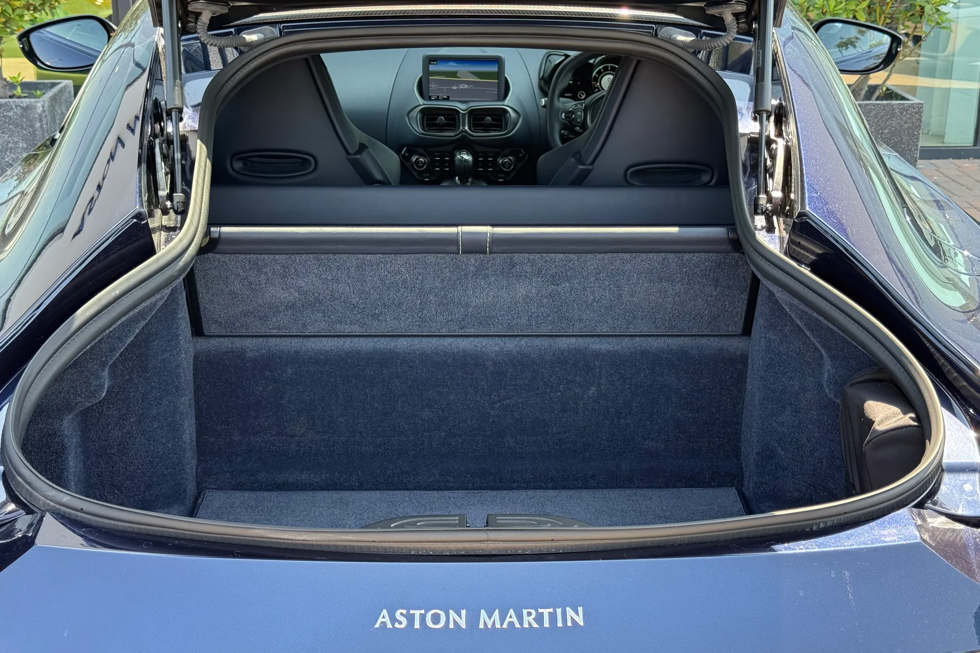 Aston Martin Vantage thumbnail image number 22
