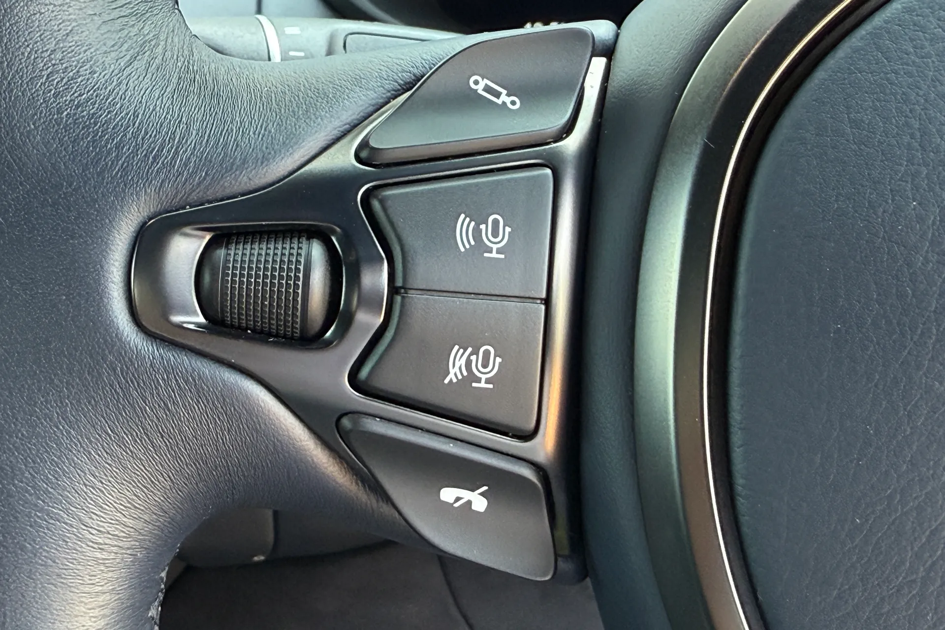 Aston Martin Vantage thumbnail image number 40