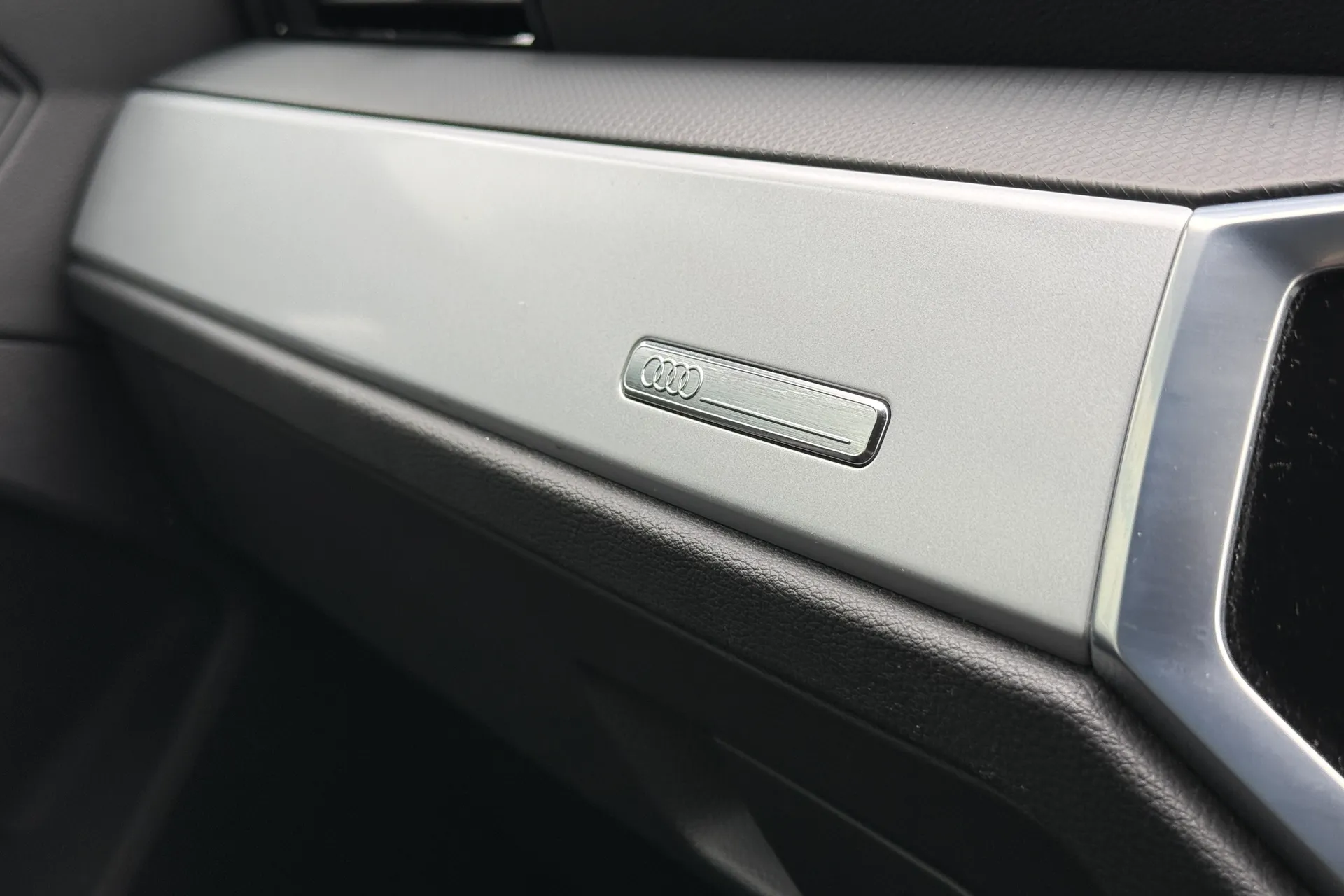 Audi Q3 thumbnail image number 18