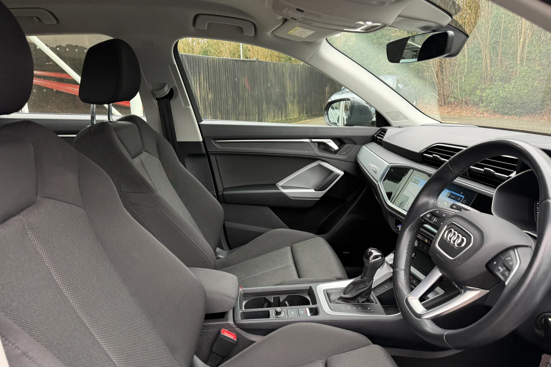 Audi Q3 thumbnail image number 24