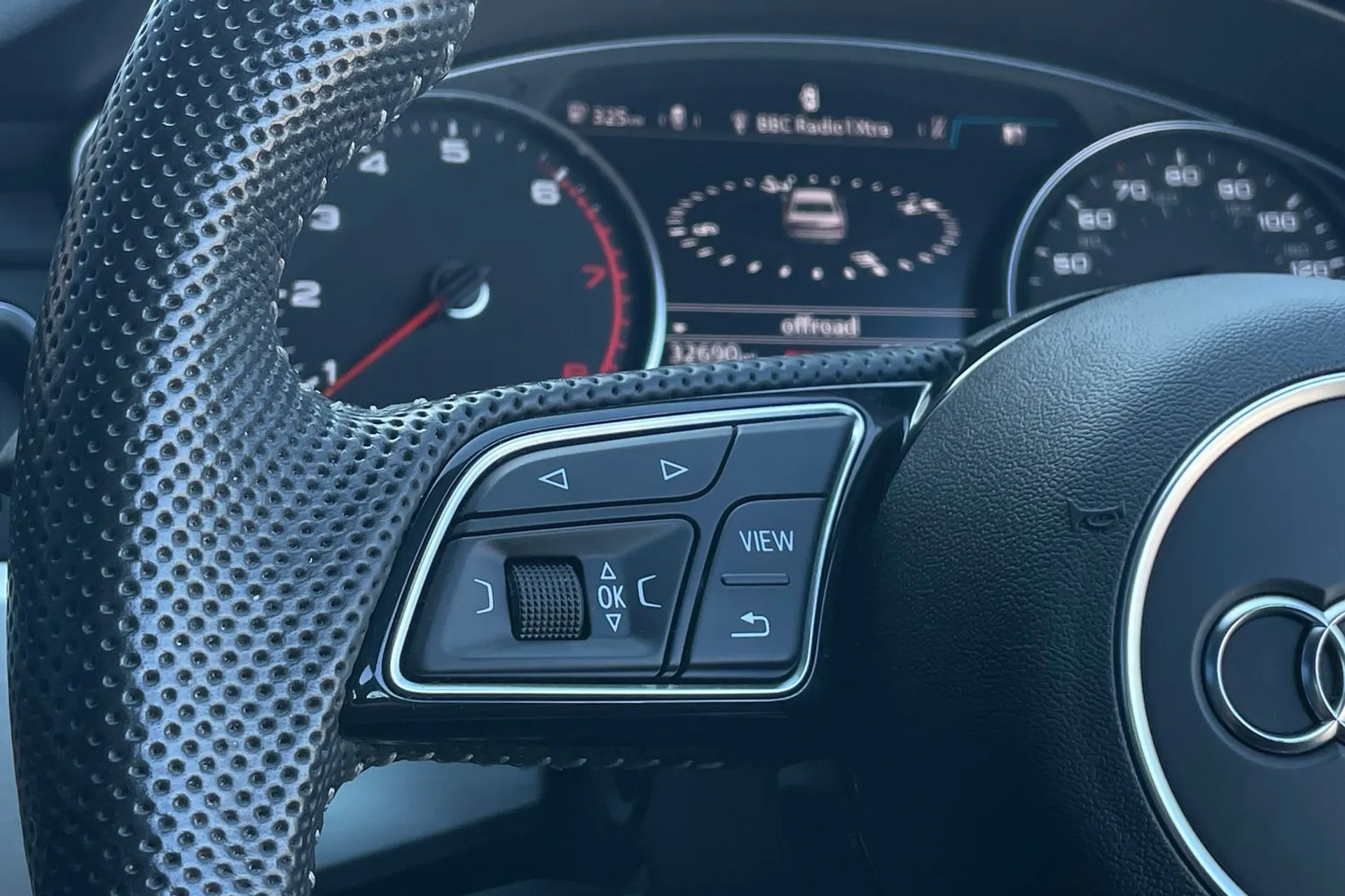 Audi A4 thumbnail image number 37