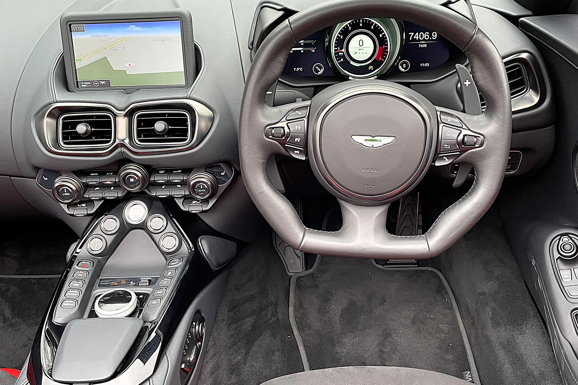 Aston Martin Vantage thumbnail image number 32