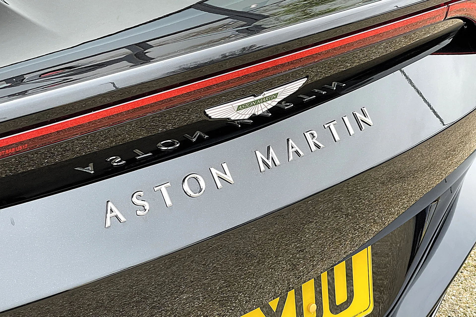 Aston Martin Vantage thumbnail image number 13