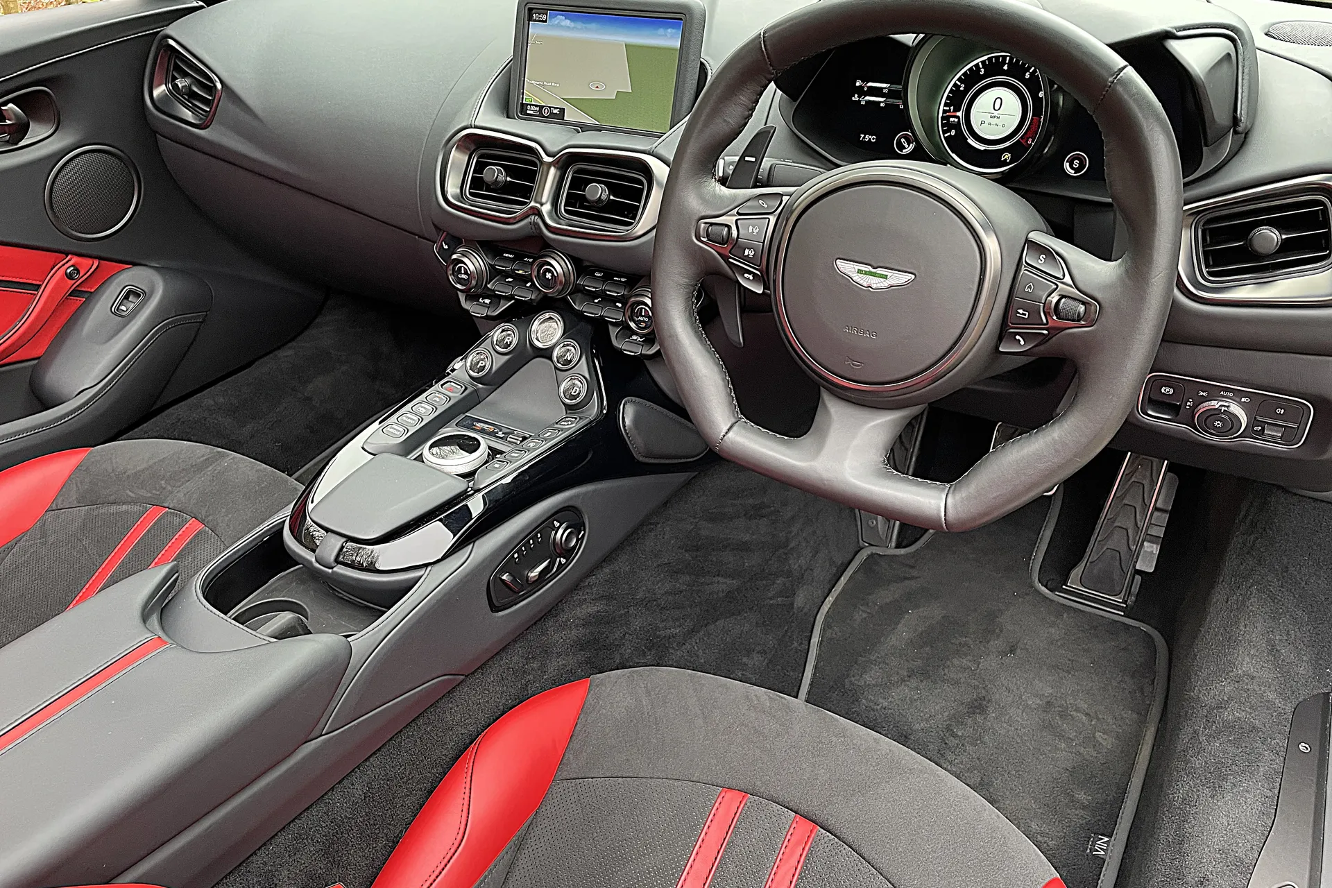 Aston Martin Vantage thumbnail image number 20