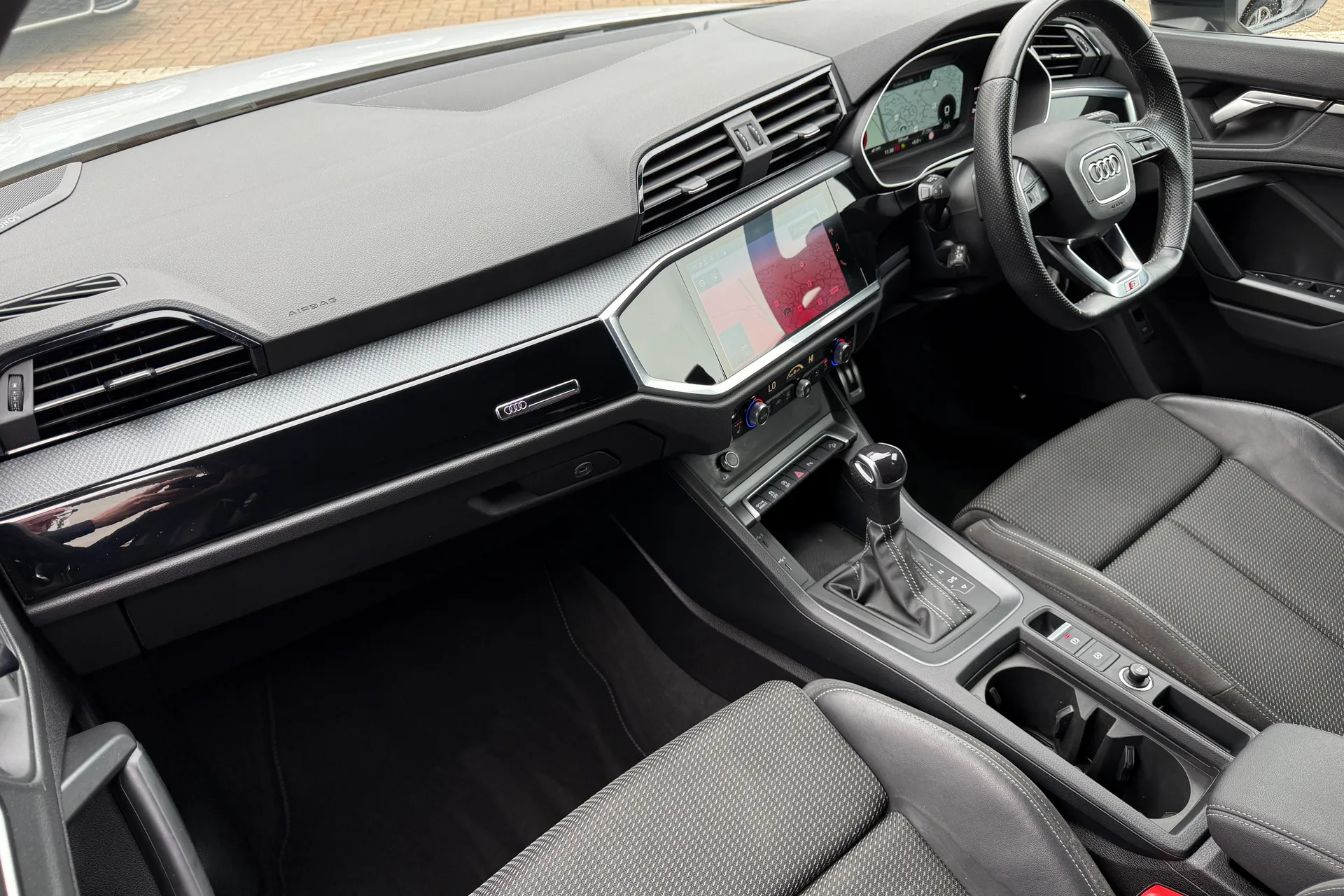 Audi Q3 thumbnail image number 18