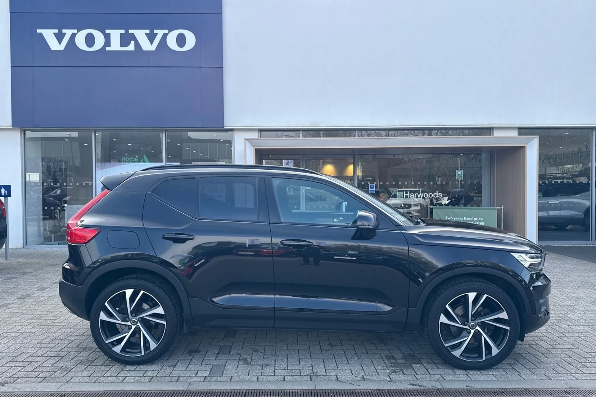 Volvo XC40 thumbnail image number 2