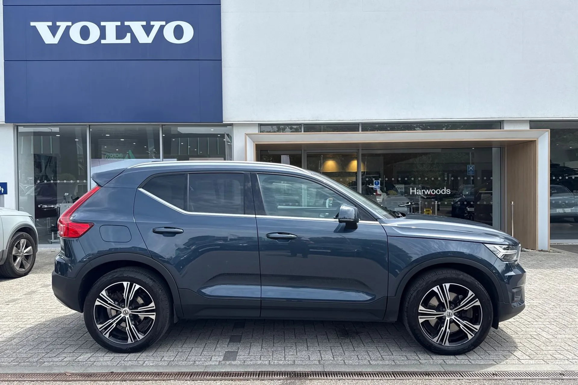 Volvo XC40 thumbnail image number 2
