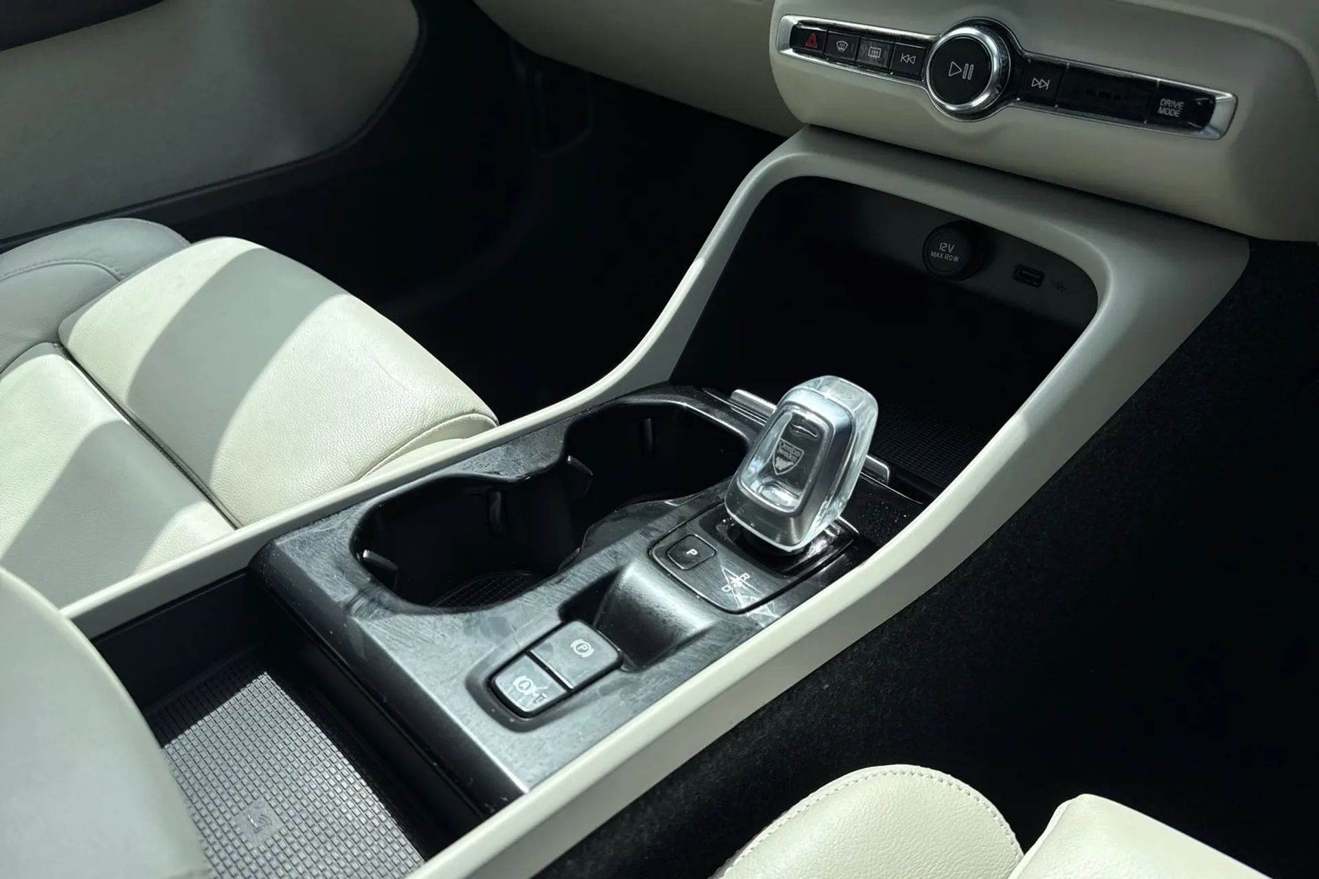 Volvo XC40 thumbnail image number 43