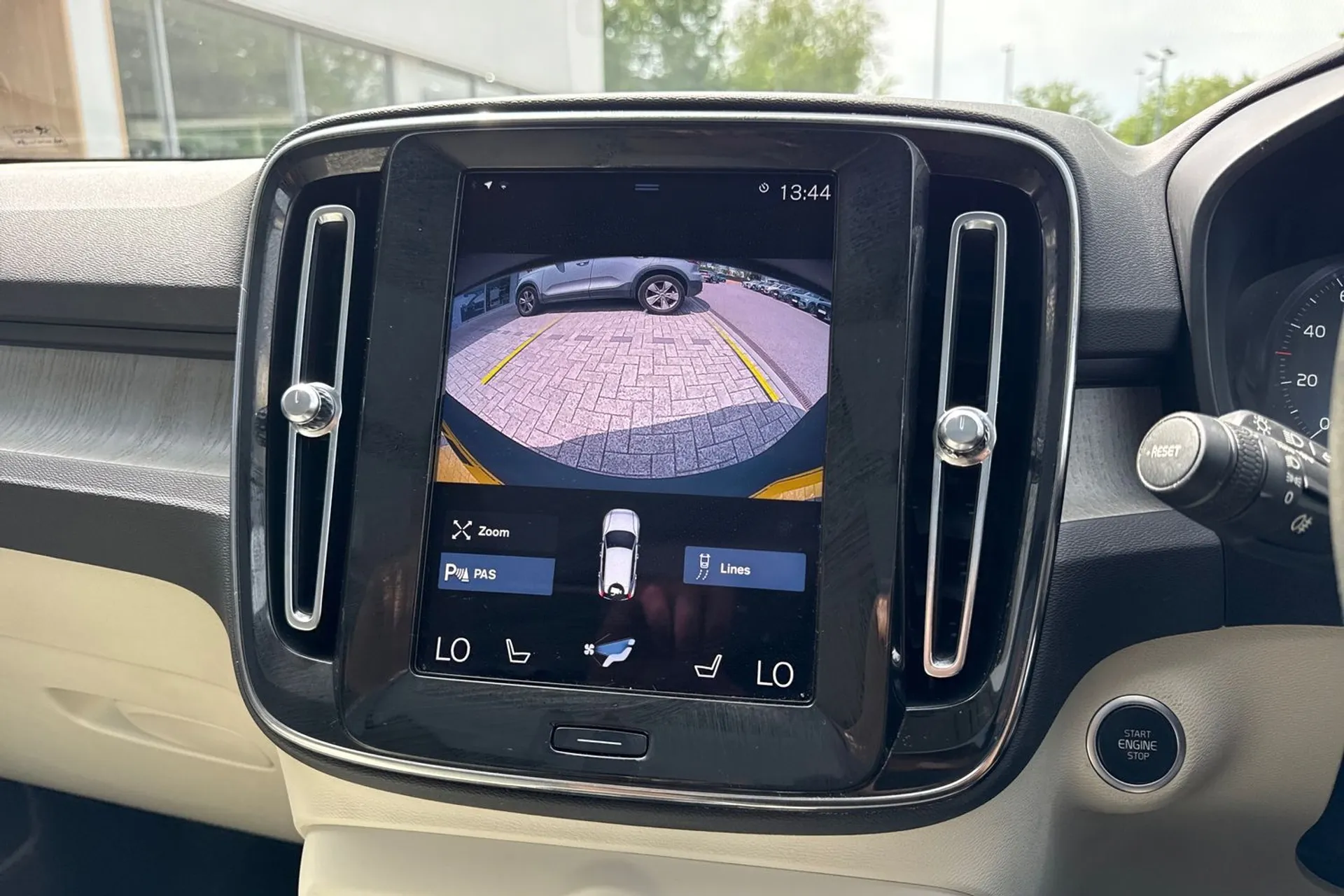 Volvo XC40 thumbnail image number 4